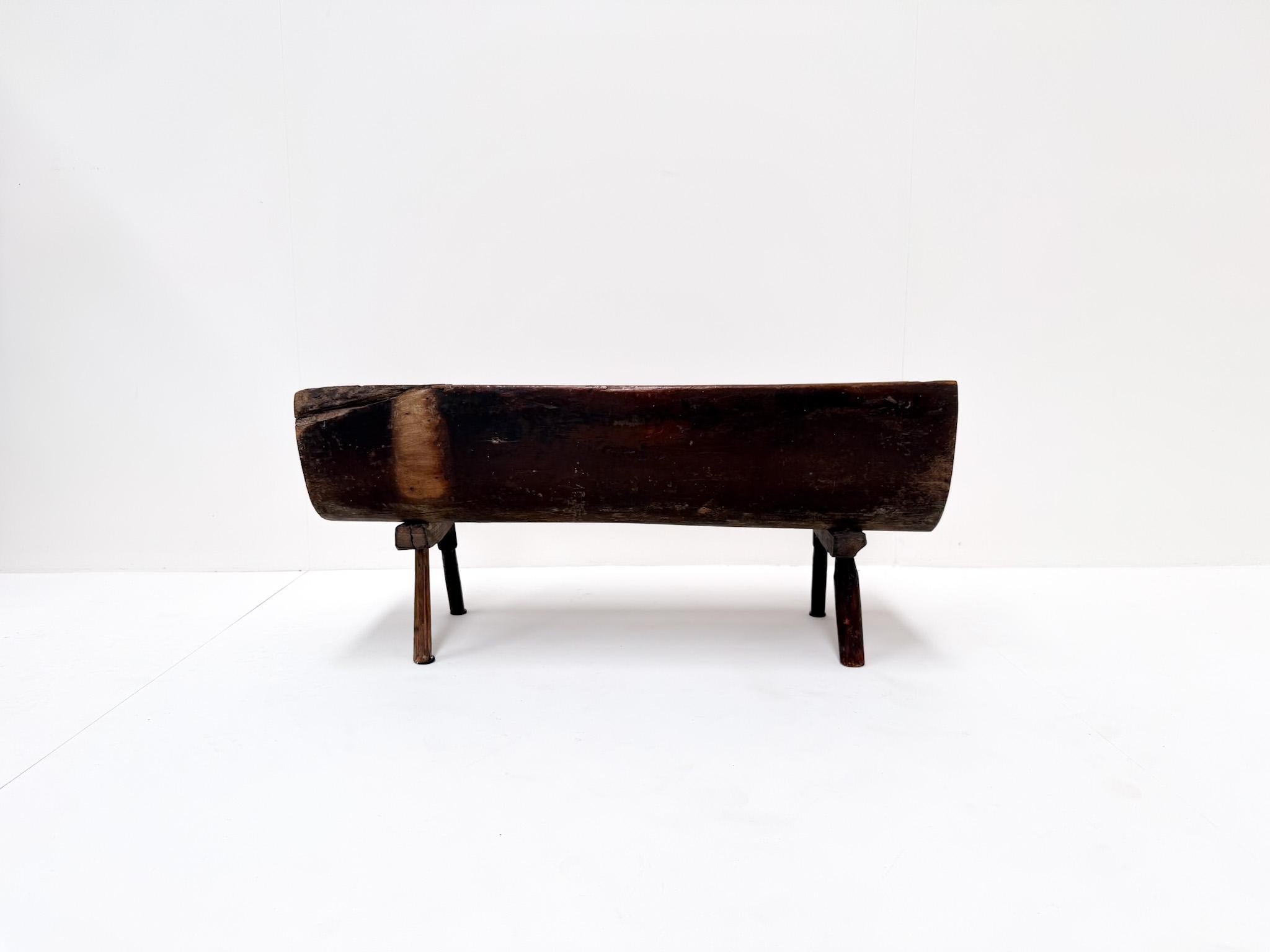 Petit banc primitif en bois avec dossier, 19e siècle en vente 4