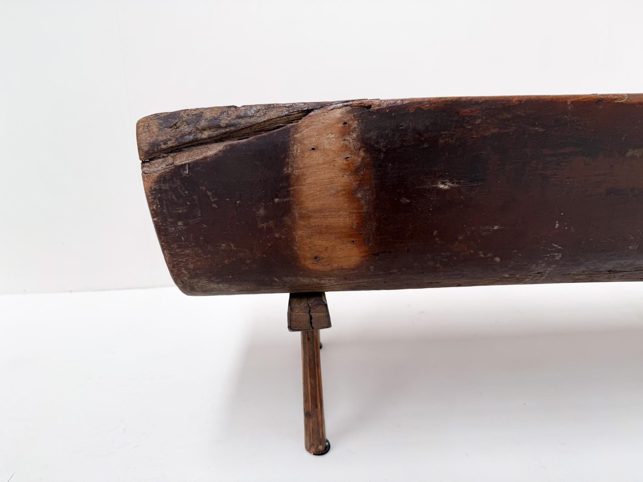 Petit banc primitif en bois avec dossier, 19e siècle en vente 5