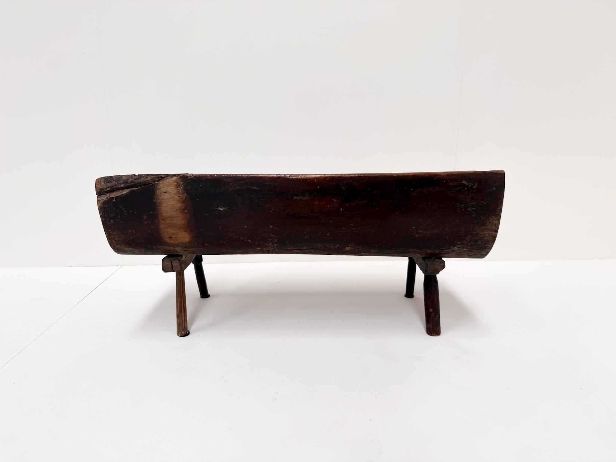 Petit banc primitif en bois avec dossier, 19e siècle en vente 6