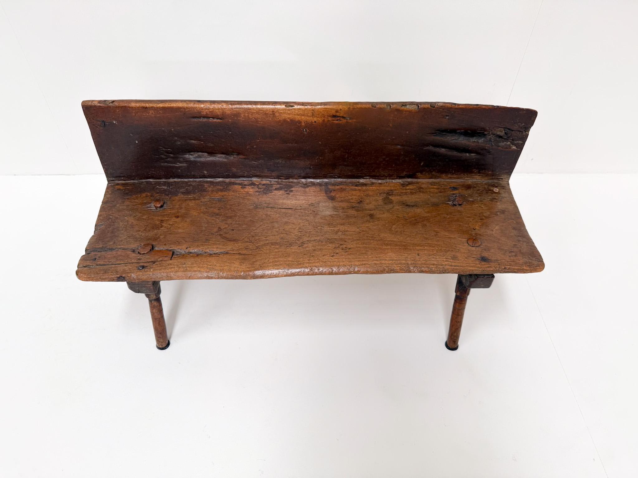 Petit banc primitif en bois avec dossier, 19e siècle en vente 7
