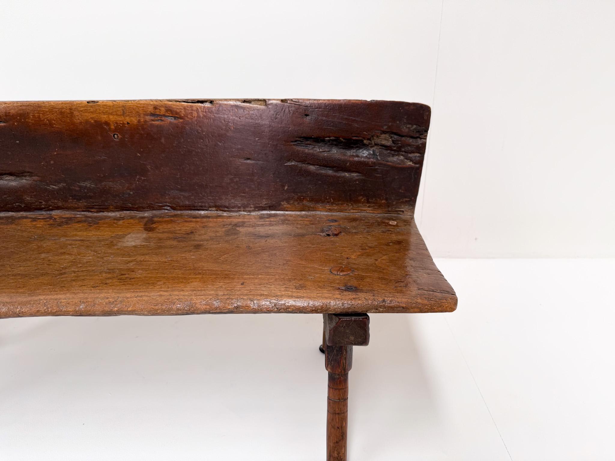 Petit banc primitif en bois avec dossier, 19e siècle en vente 8