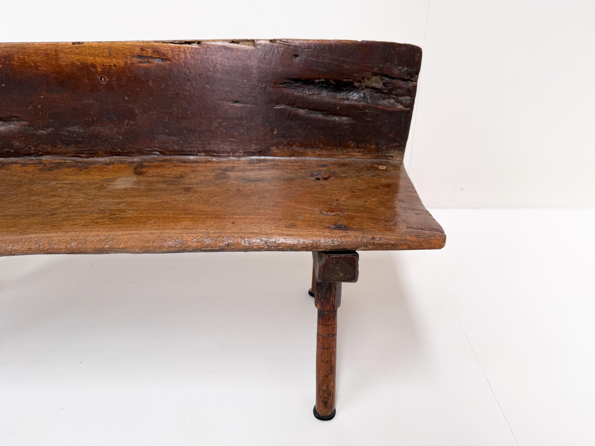 Petit banc primitif en bois avec dossier, 19e siècle en vente 9