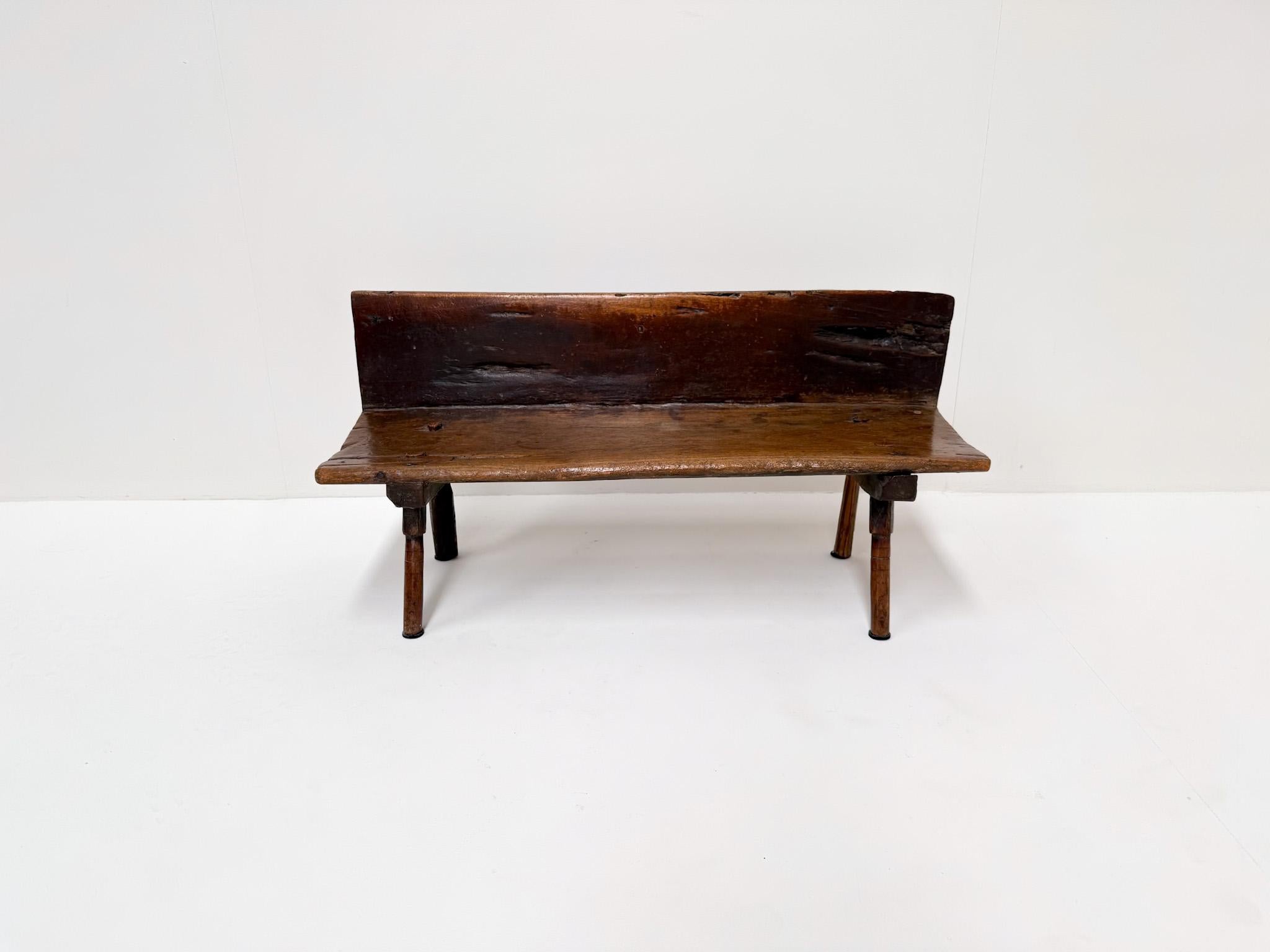 Primitif Petit banc primitif en bois avec dossier, 19e siècle en vente