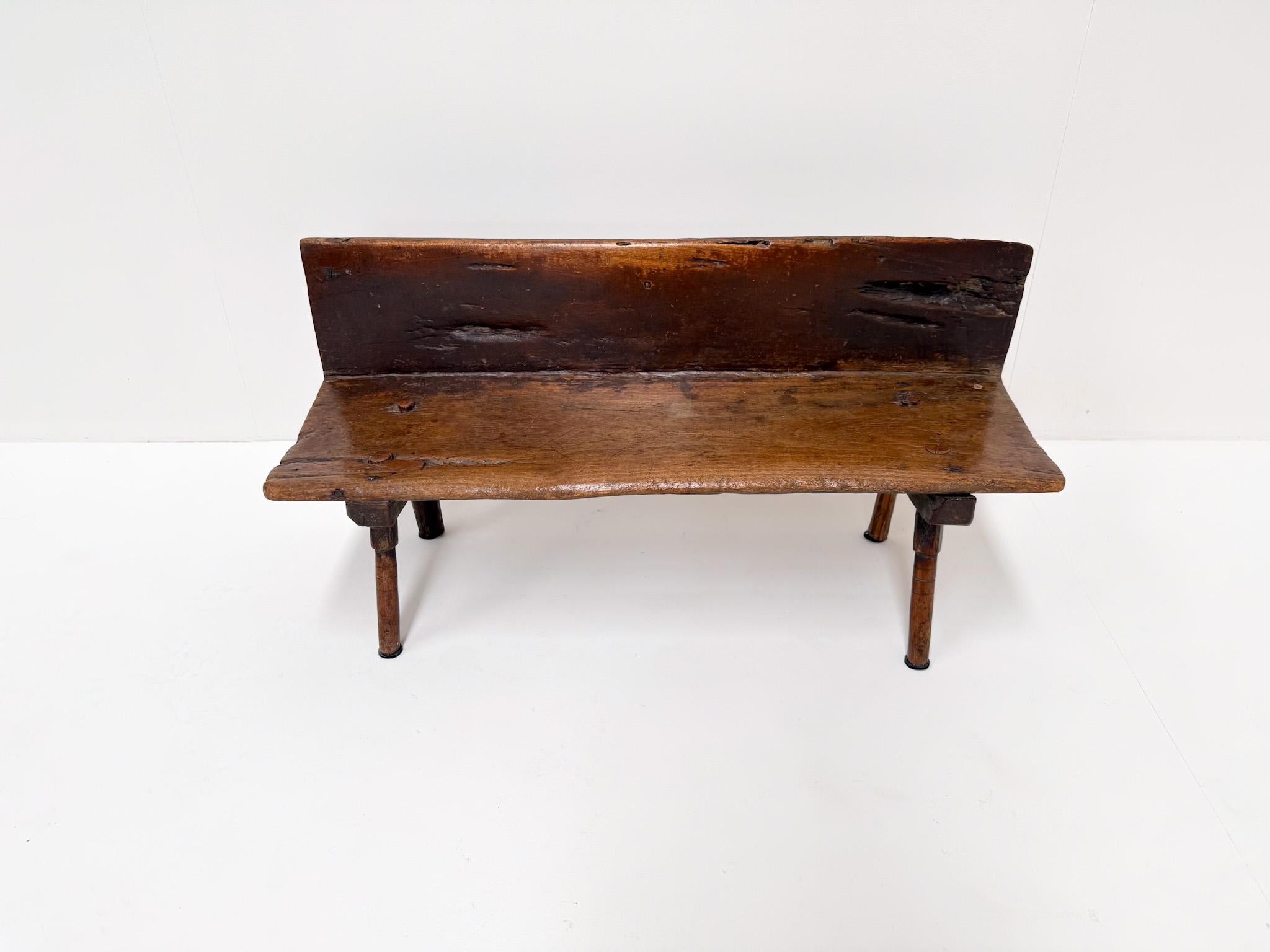 Petit banc primitif en bois avec dossier, 19e siècle Abîmé - En vente à BERKEL EN RODENRIJS, NL