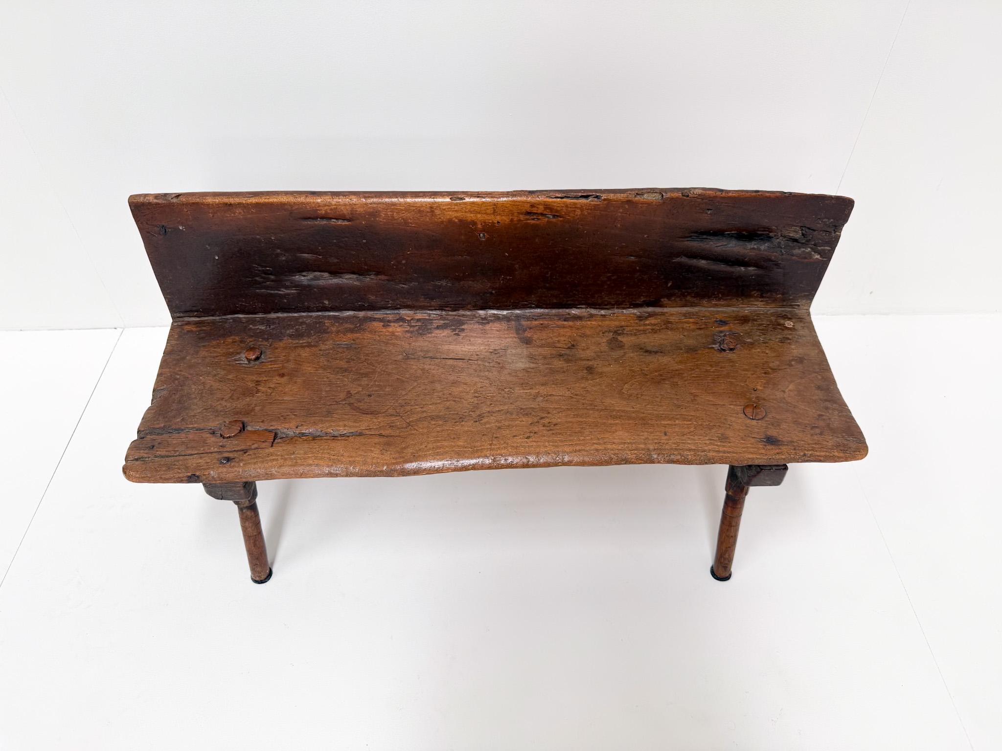 XIXe siècle Petit banc primitif en bois avec dossier, 19e siècle en vente