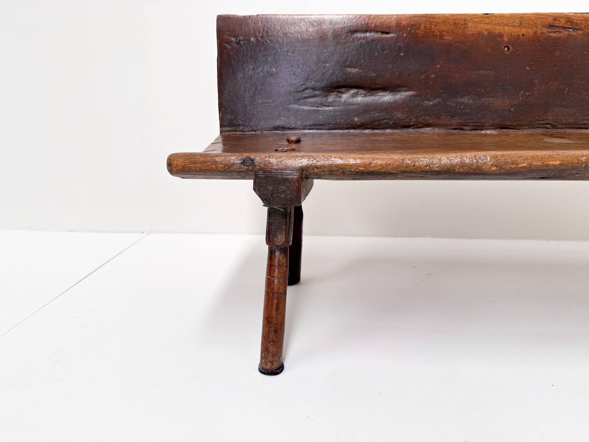 Bois Petit banc primitif en bois avec dossier, 19e siècle en vente