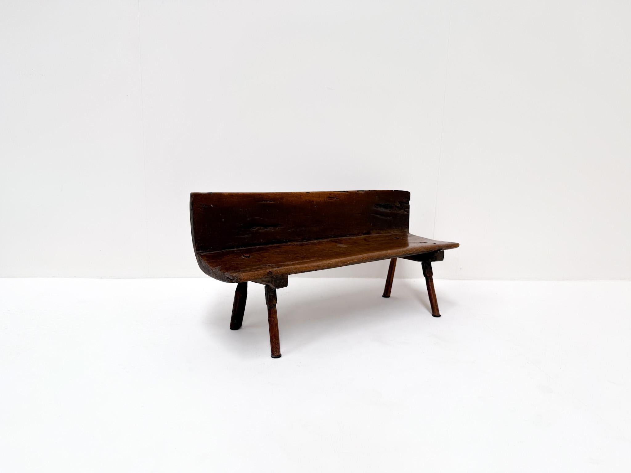 Petit banc primitif en bois avec dossier, 19e siècle en vente 2