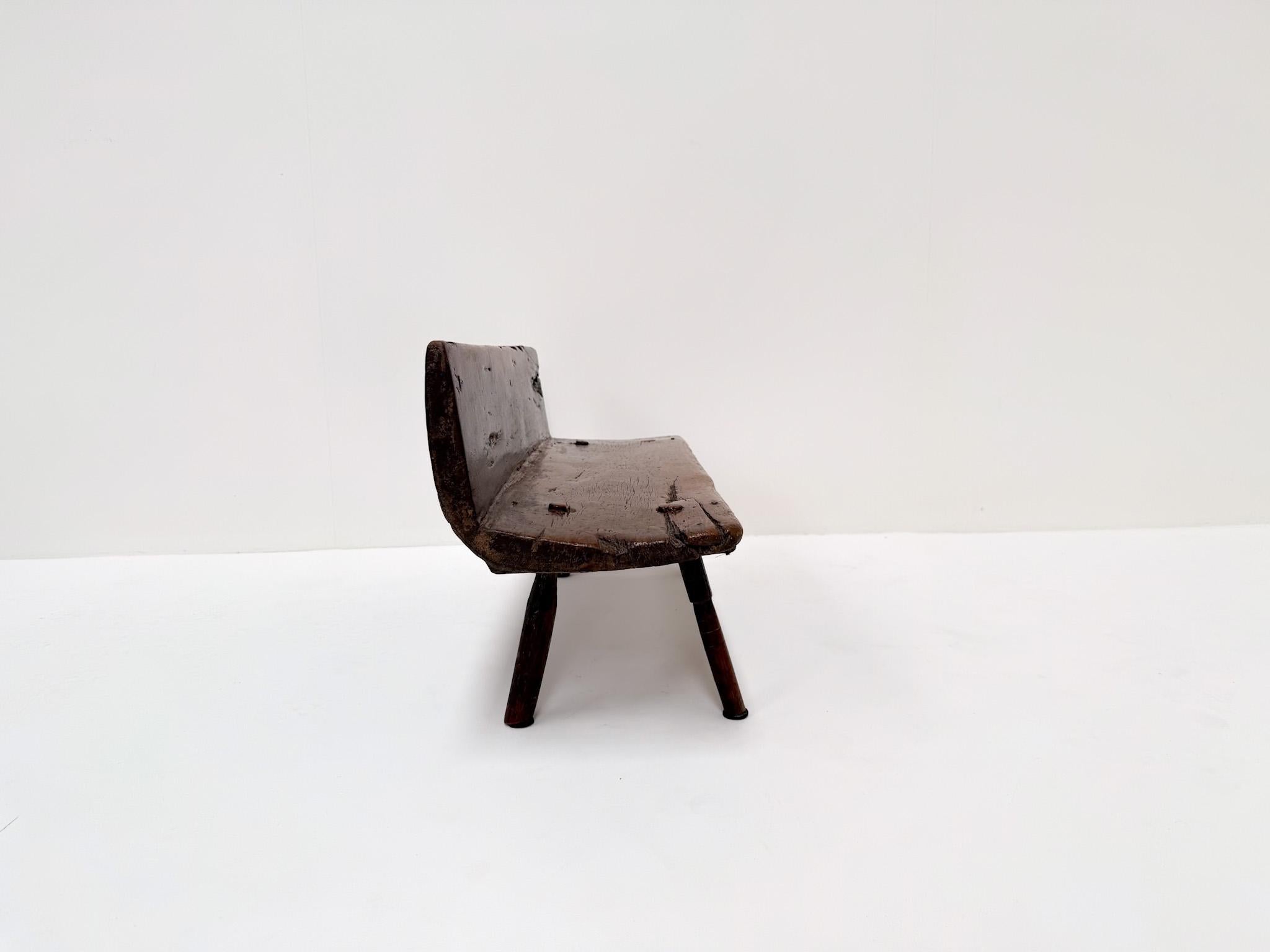 Petit banc primitif en bois avec dossier, 19e siècle en vente 3