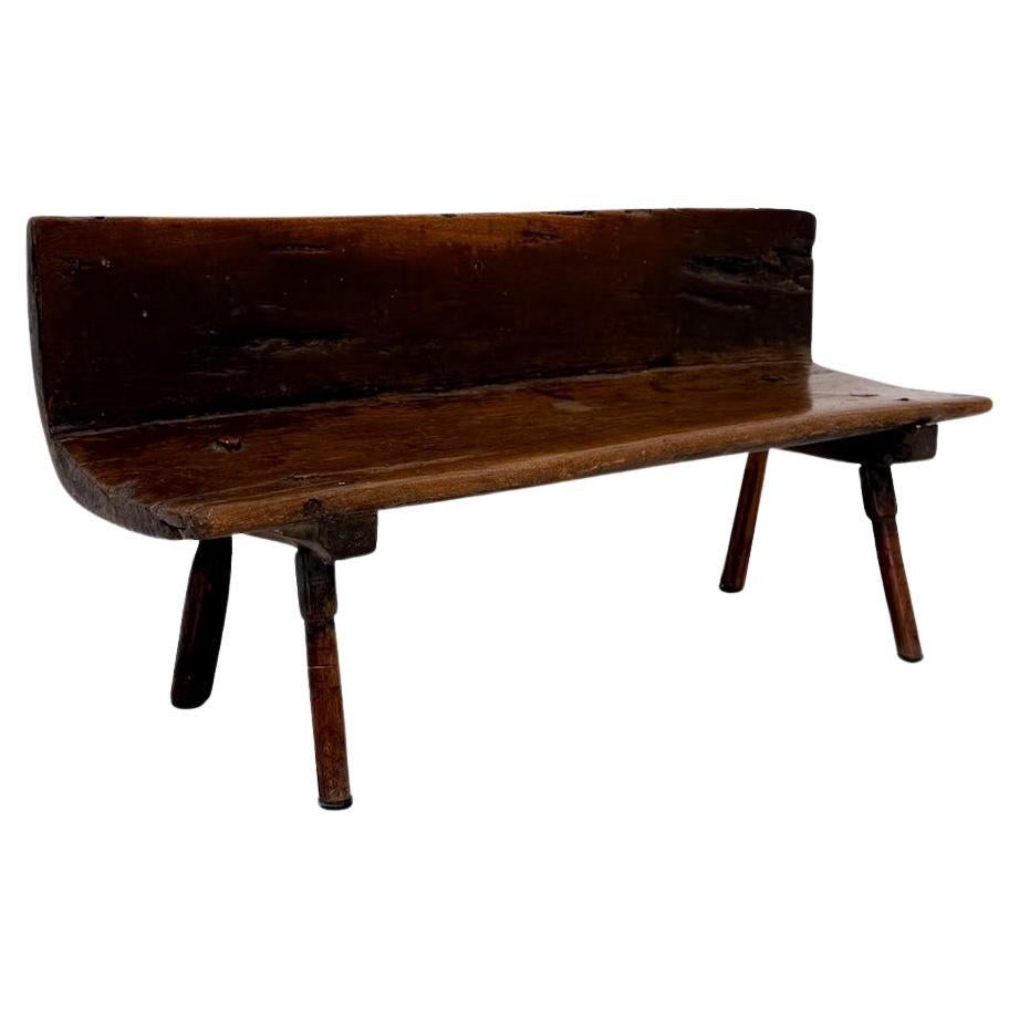 Petit banc primitif en bois avec dossier, 19e siècle