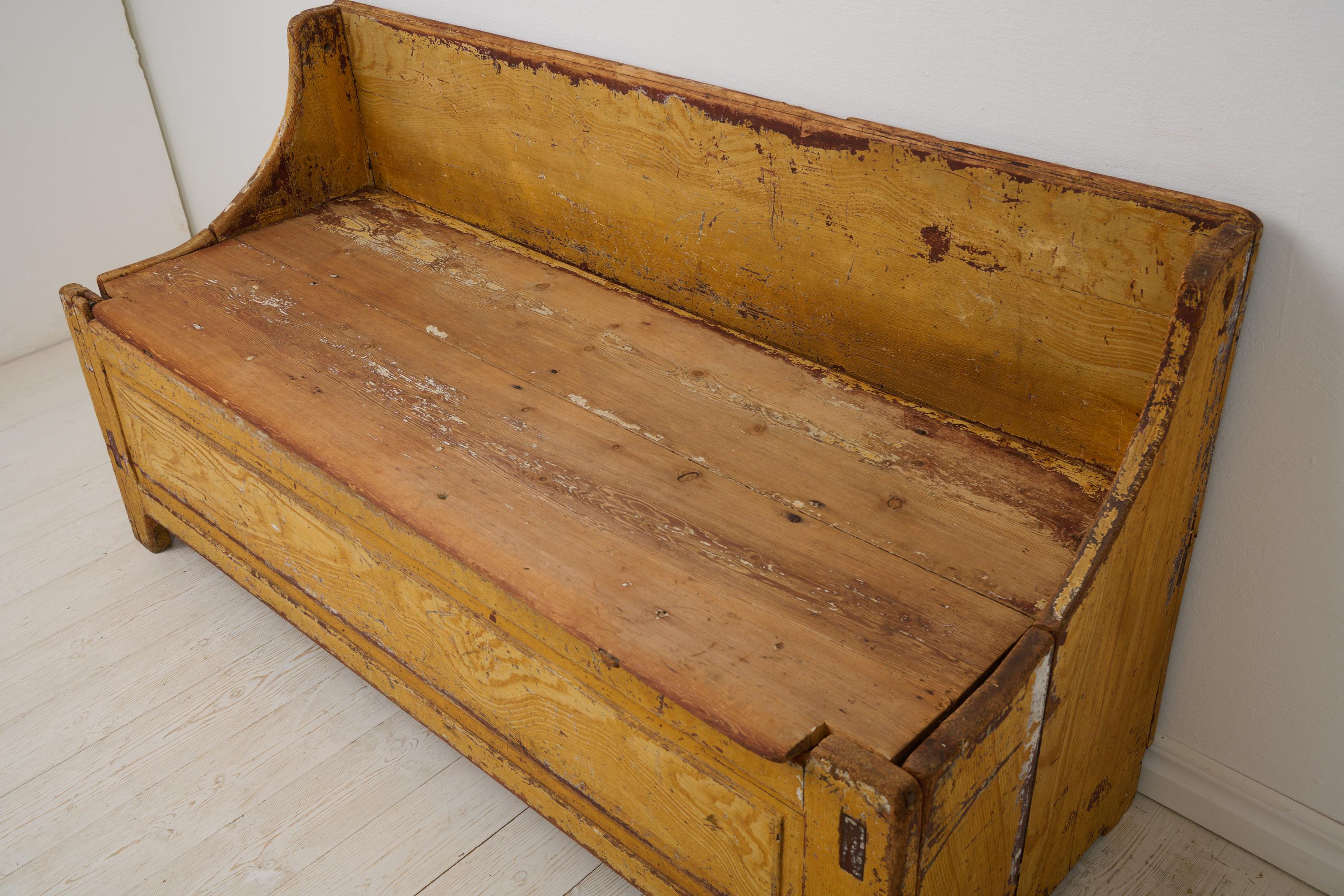 Banc ou canapé suédois rustique ancien en pin d'art populaire suédois avec fausse peinture de bouleau en vente 2