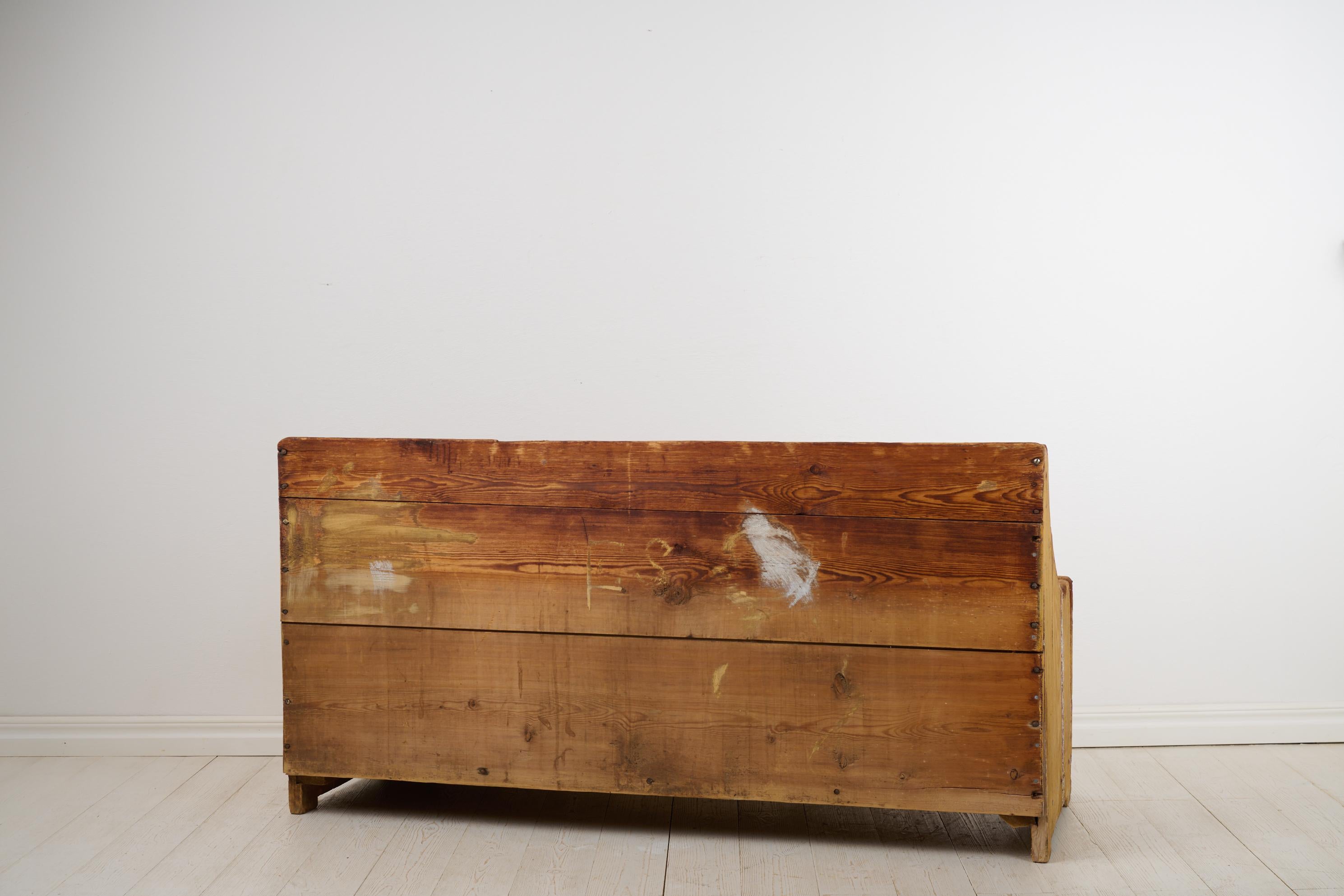 Banc ou canapé suédois rustique ancien en pin d'art populaire suédois avec fausse peinture de bouleau en vente 3