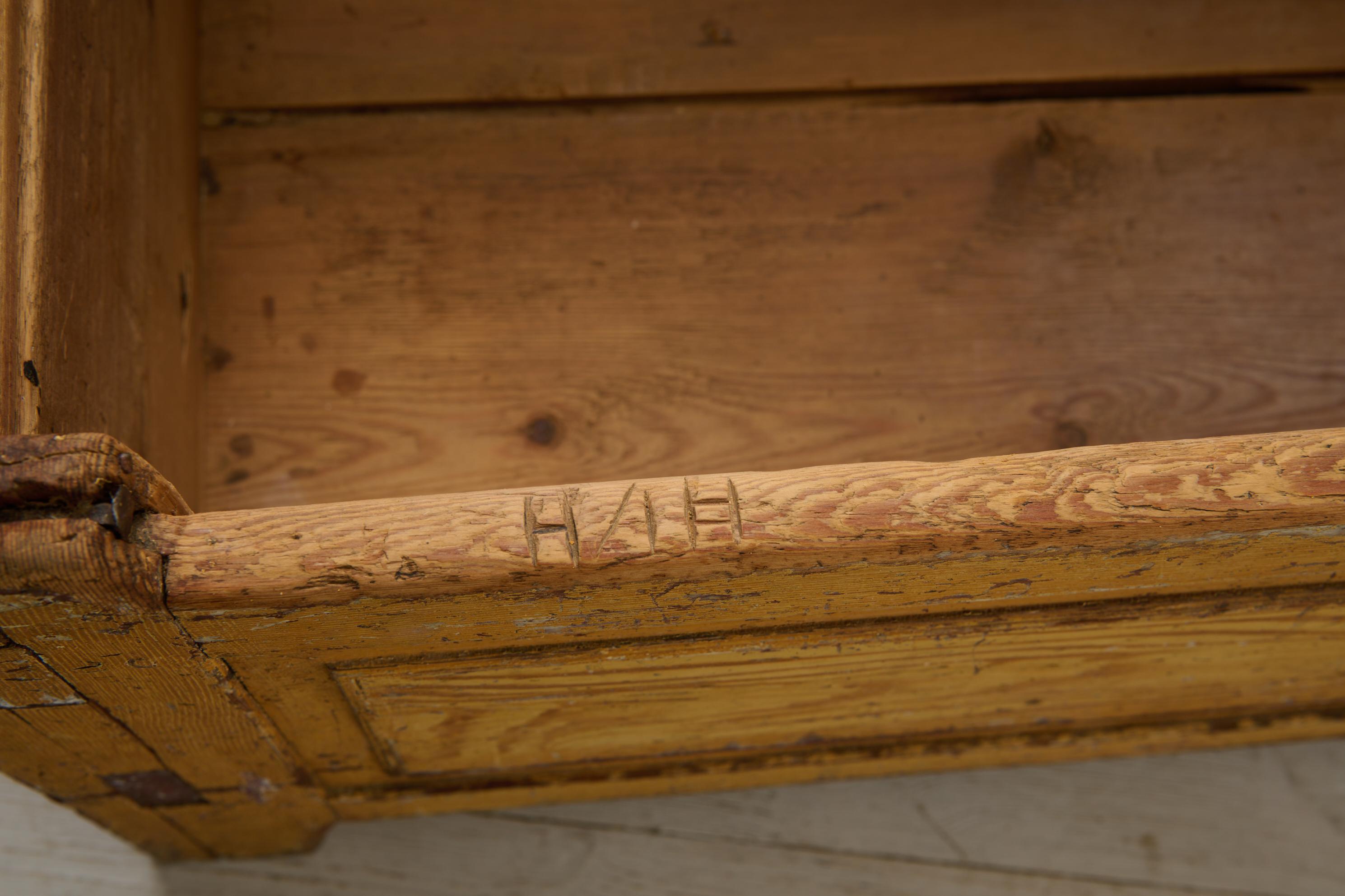 Banc ou canapé suédois rustique ancien en pin d'art populaire suédois avec fausse peinture de bouleau en vente 4