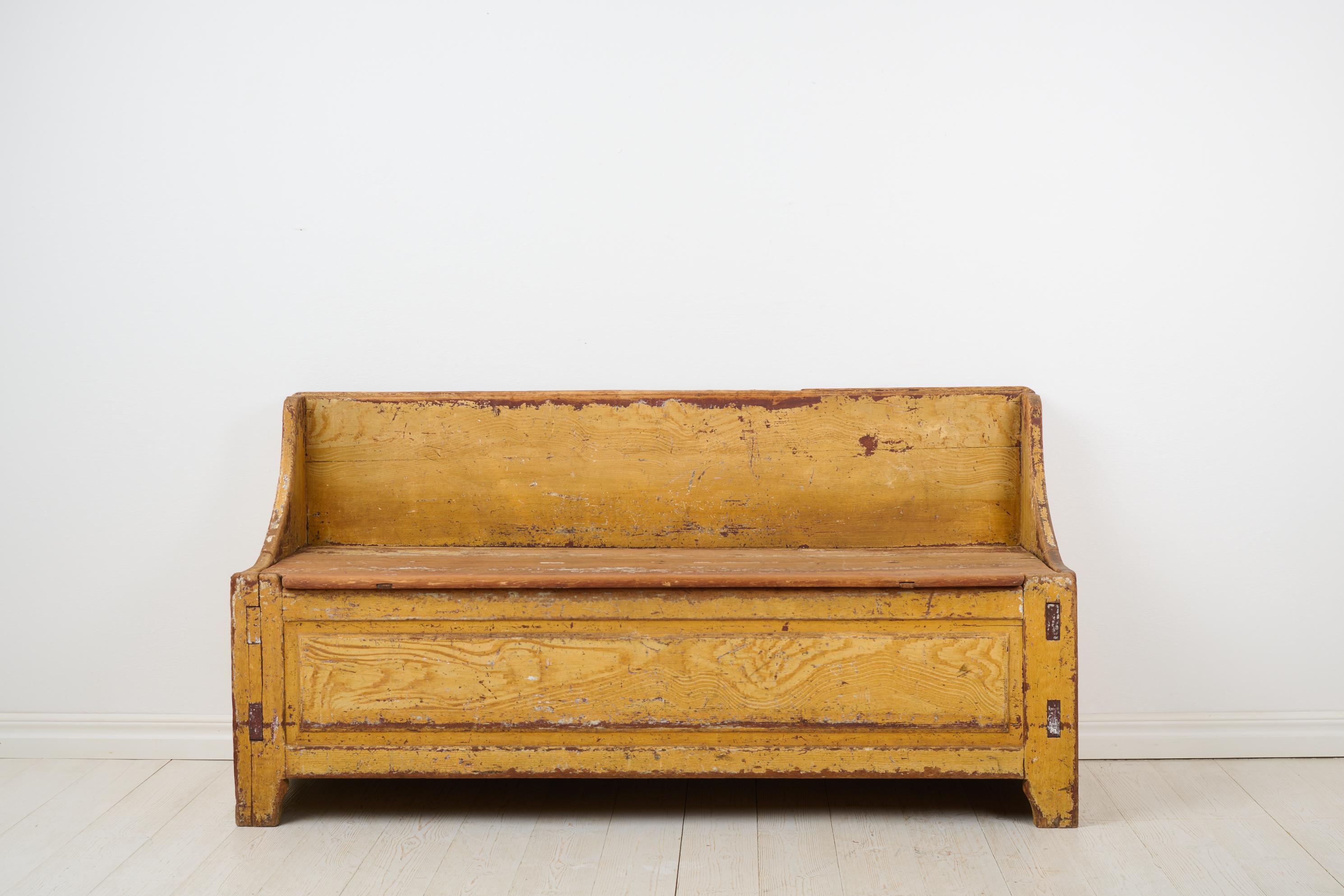 Artisanat Banc ou canapé suédois rustique ancien en pin d'art populaire suédois avec fausse peinture de bouleau en vente