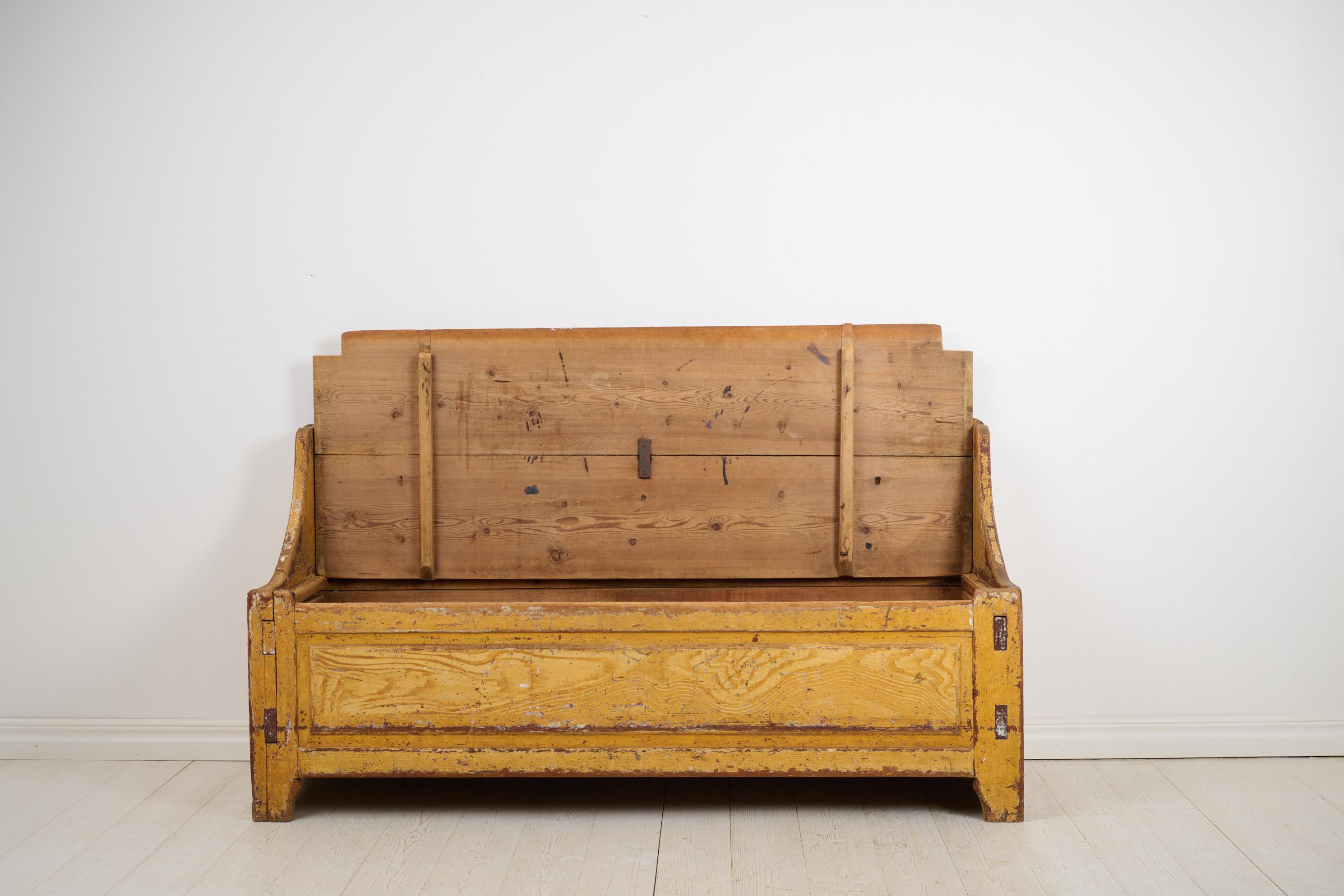 Suédois Banc ou canapé suédois rustique ancien en pin d'art populaire suédois avec fausse peinture de bouleau en vente