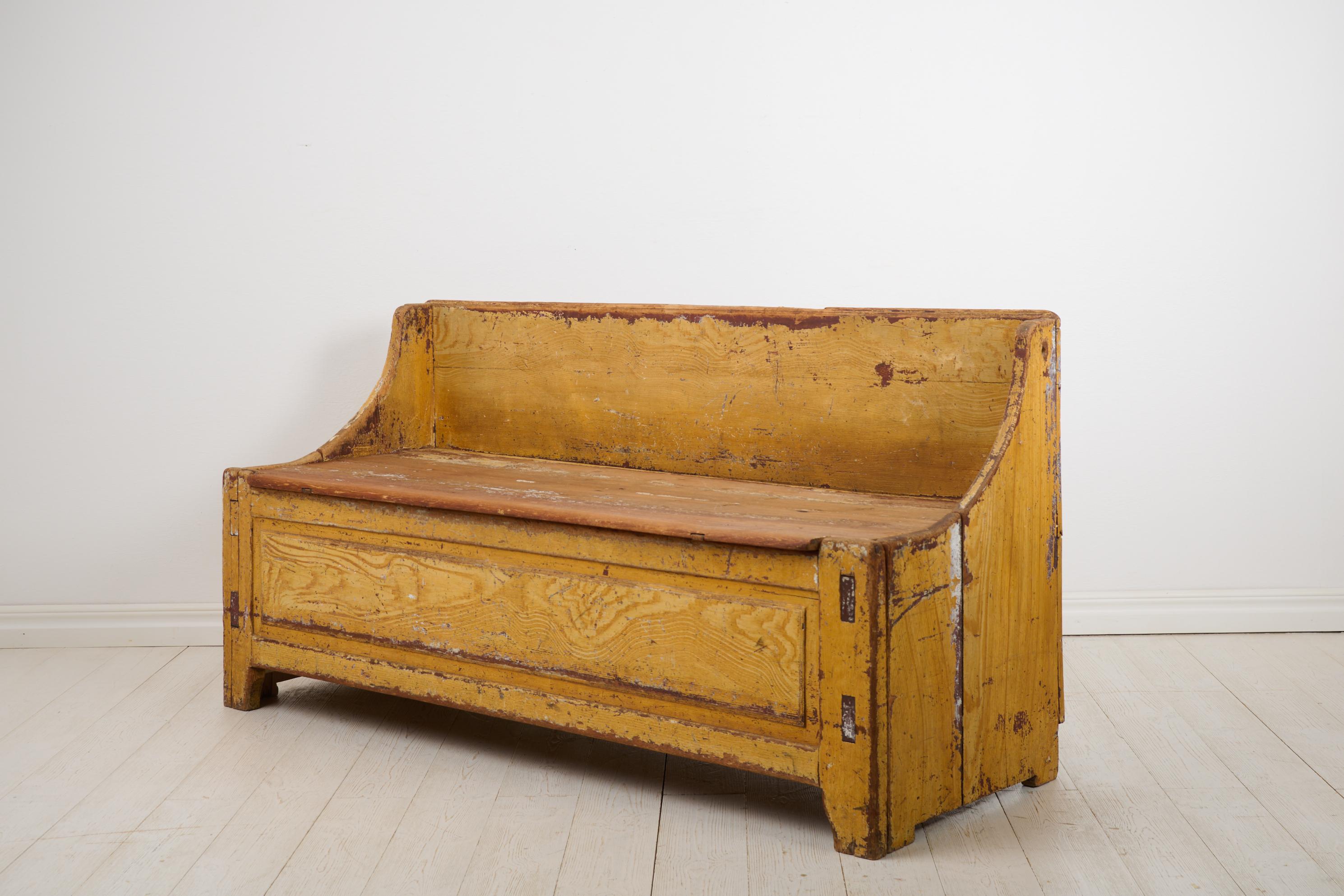 Fait main Banc ou canapé suédois rustique ancien en pin d'art populaire suédois avec fausse peinture de bouleau en vente