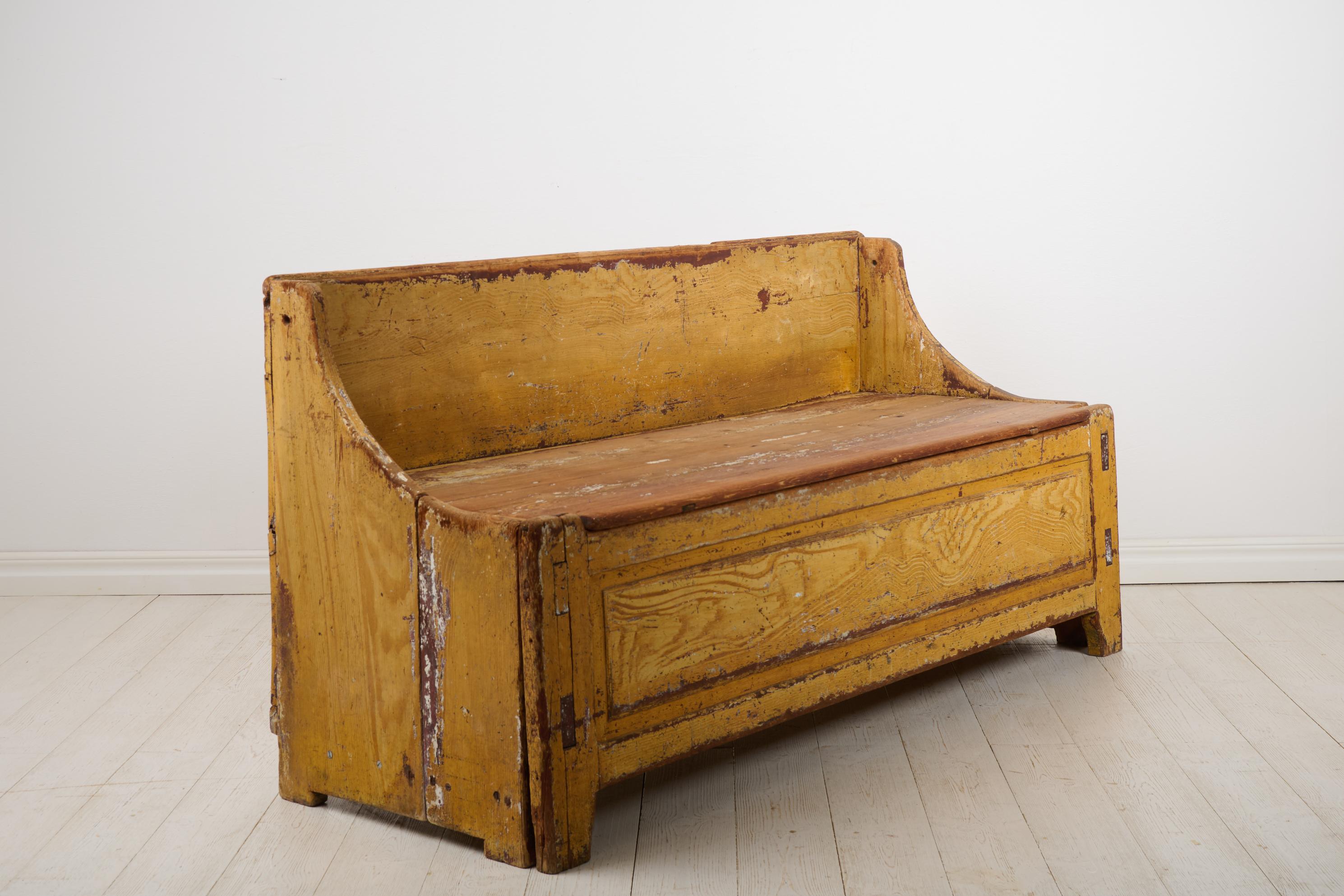 Banc ou canapé suédois rustique ancien en pin d'art populaire suédois avec fausse peinture de bouleau Bon état - En vente à Kramfors, SE