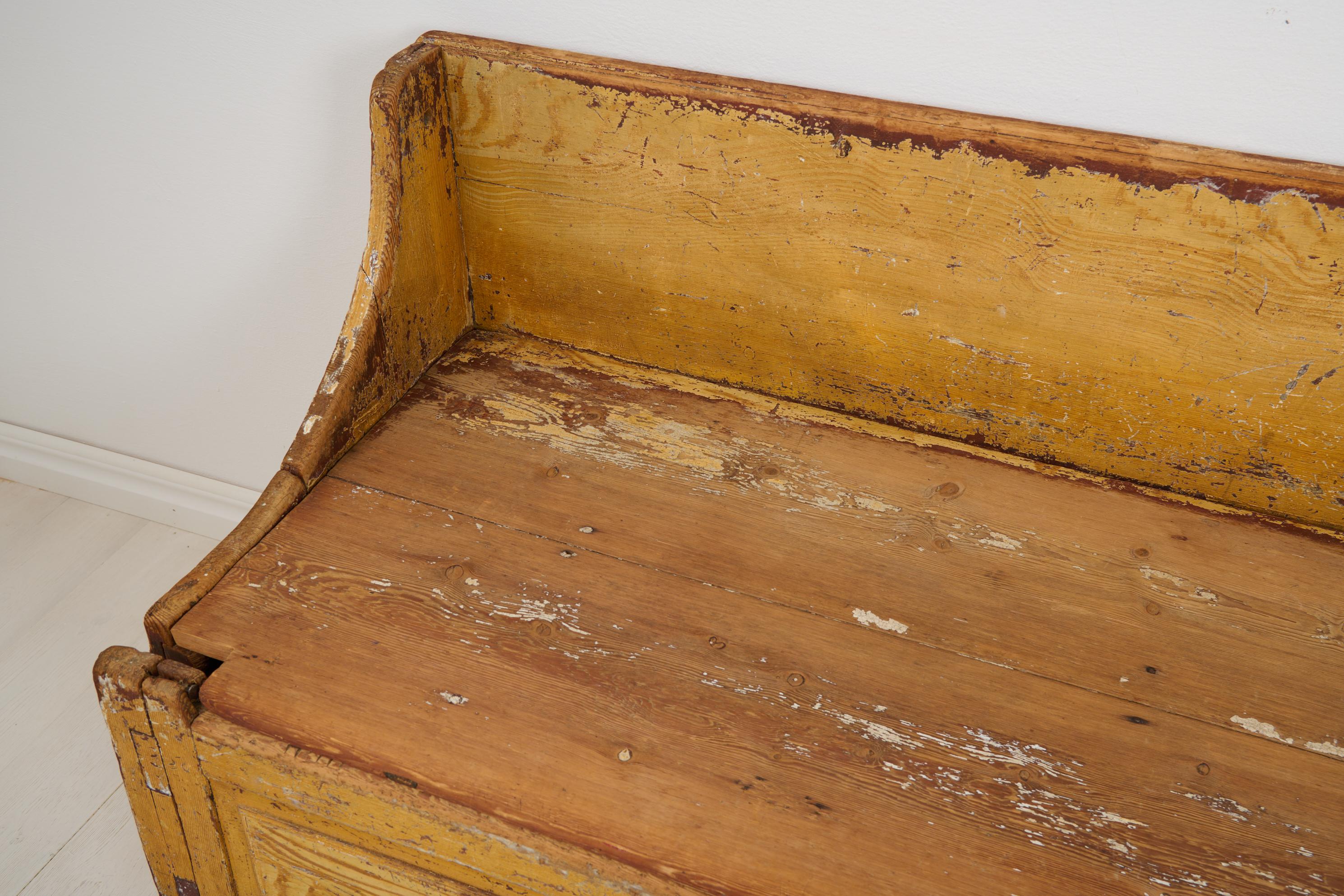 Pin Banc ou canapé suédois rustique ancien en pin d'art populaire suédois avec fausse peinture de bouleau en vente