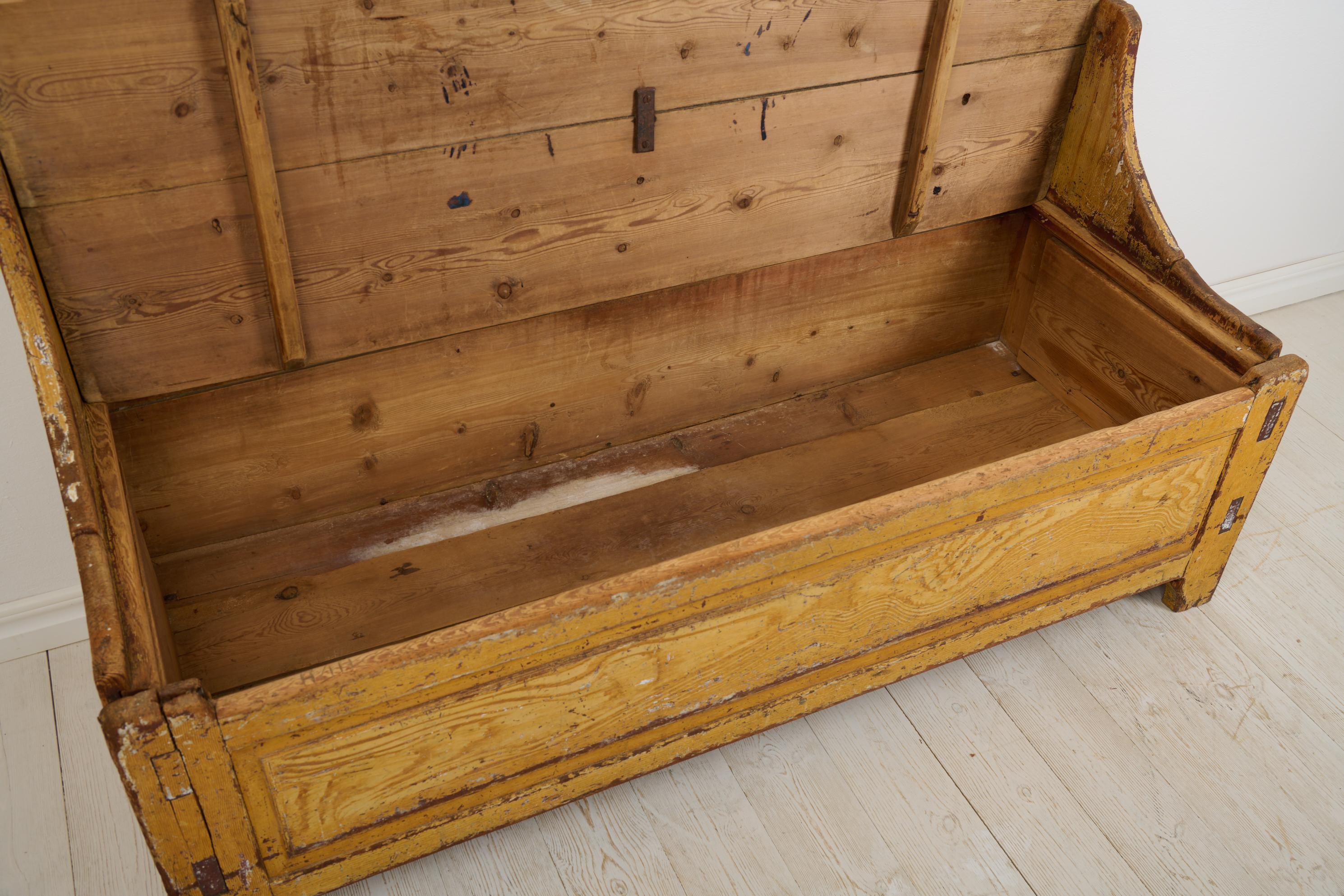 Banc ou canapé suédois rustique ancien en pin d'art populaire suédois avec fausse peinture de bouleau en vente 1