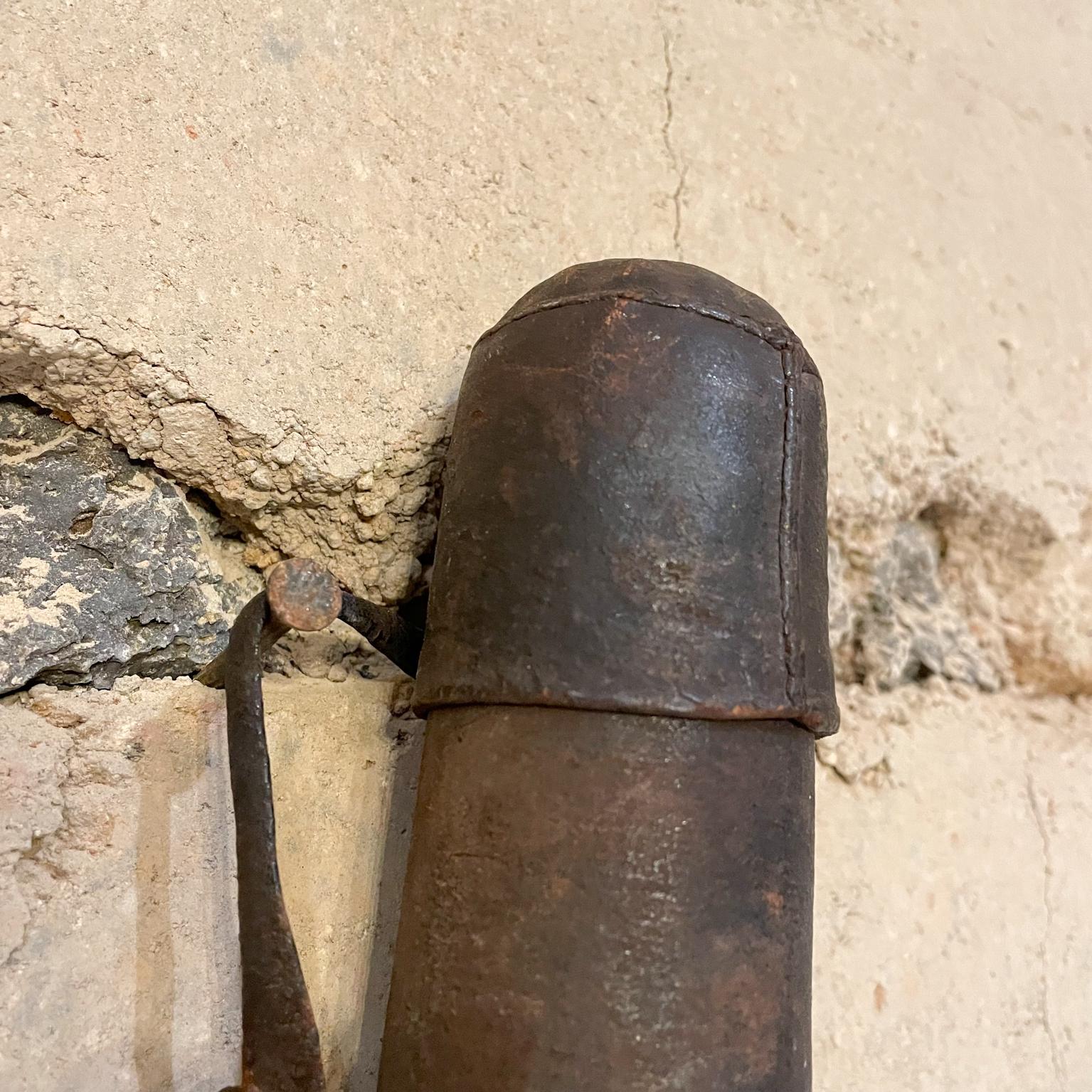 Set di frecce da caccia con arco Quattro frecce Custodia in pelle per faretra da collezione In condizioni buone in vendita a Chula Vista, CA