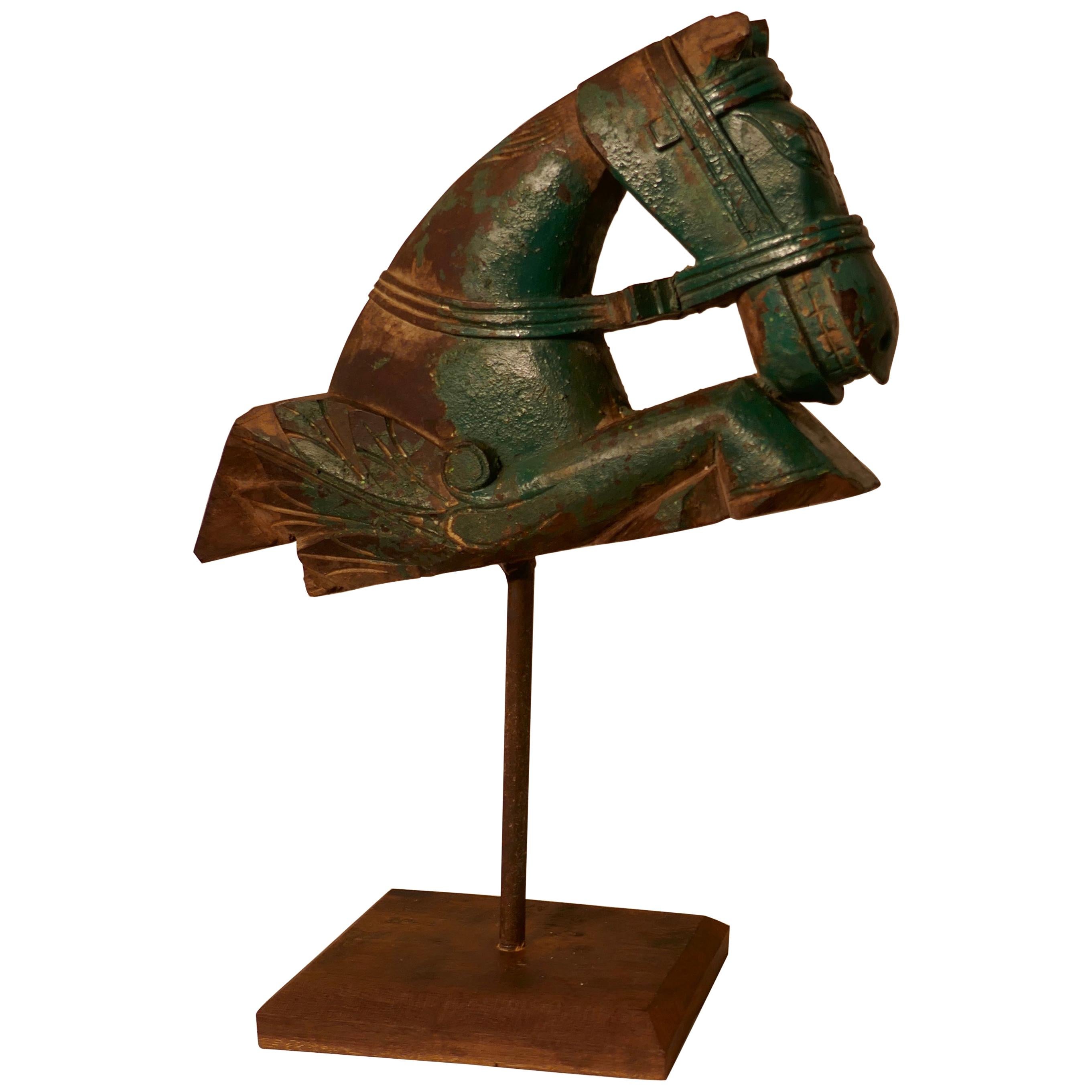 Tête de cheval indien en bois sculpté de style architectural primitif