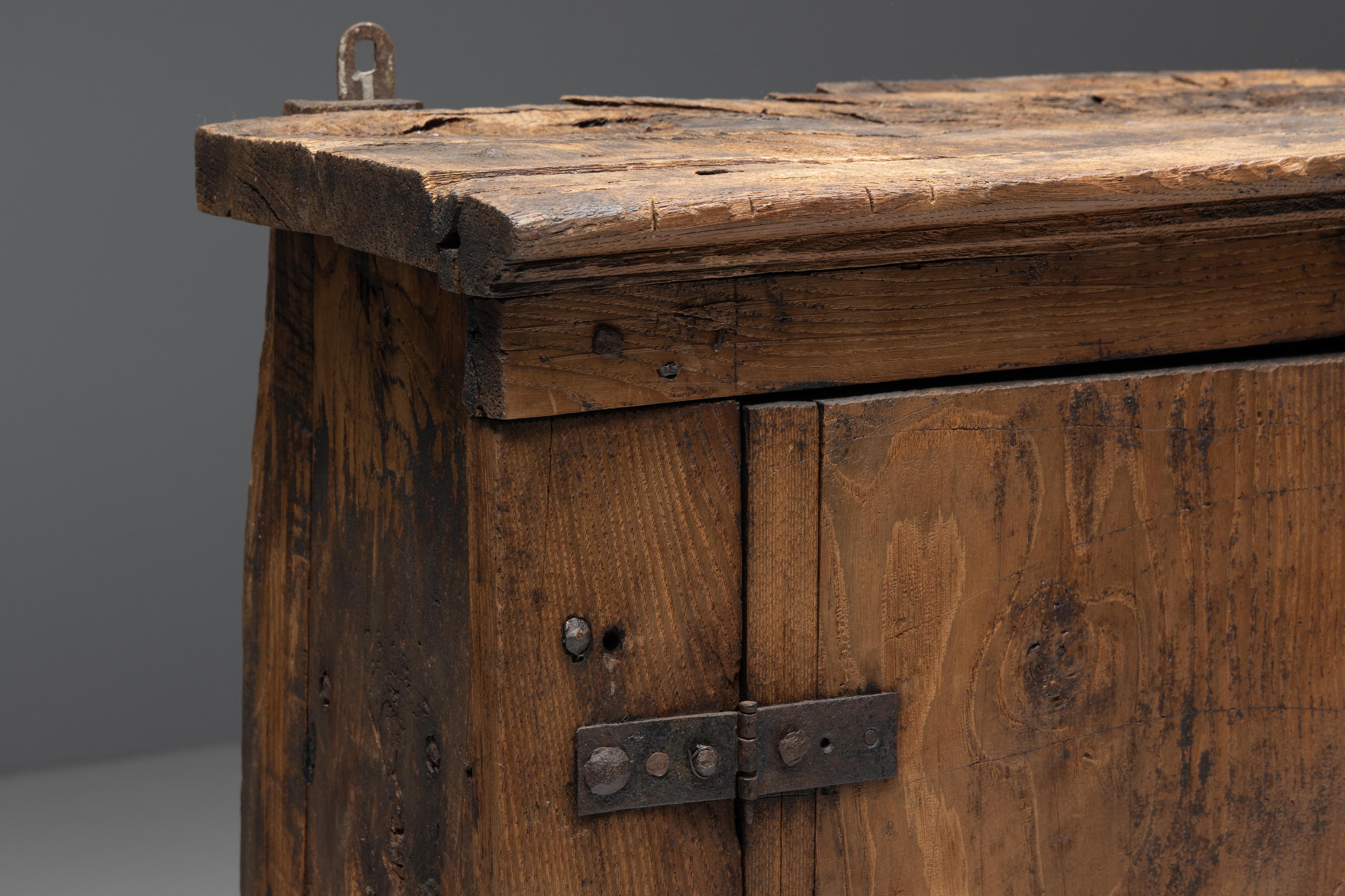 Gabinete alpino primitivo Art Populaire, Italia, Siglo XVIII Rústico