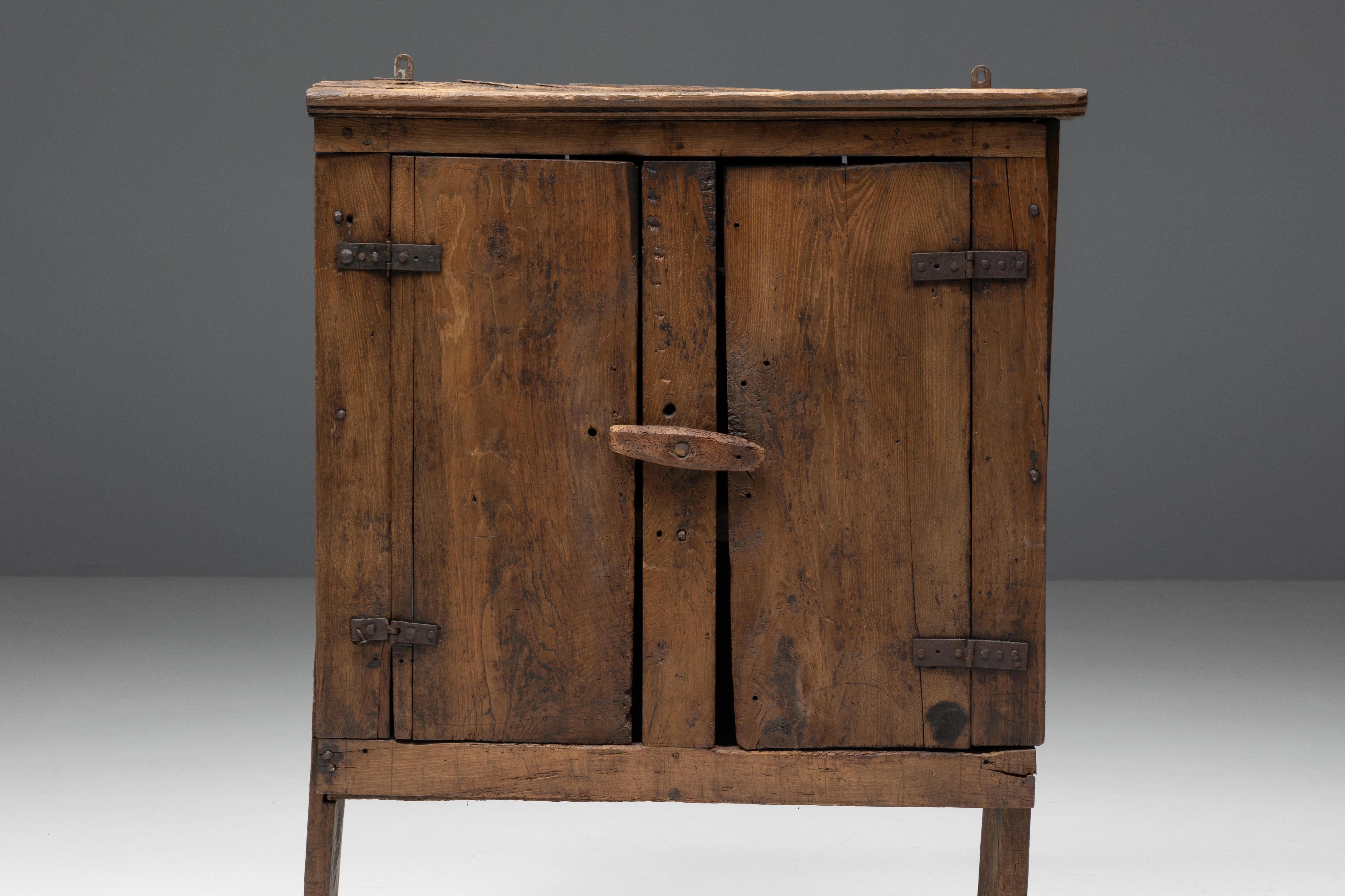 Gabinete alpino primitivo Art Populaire, Italia, Siglo XVIII Italiano