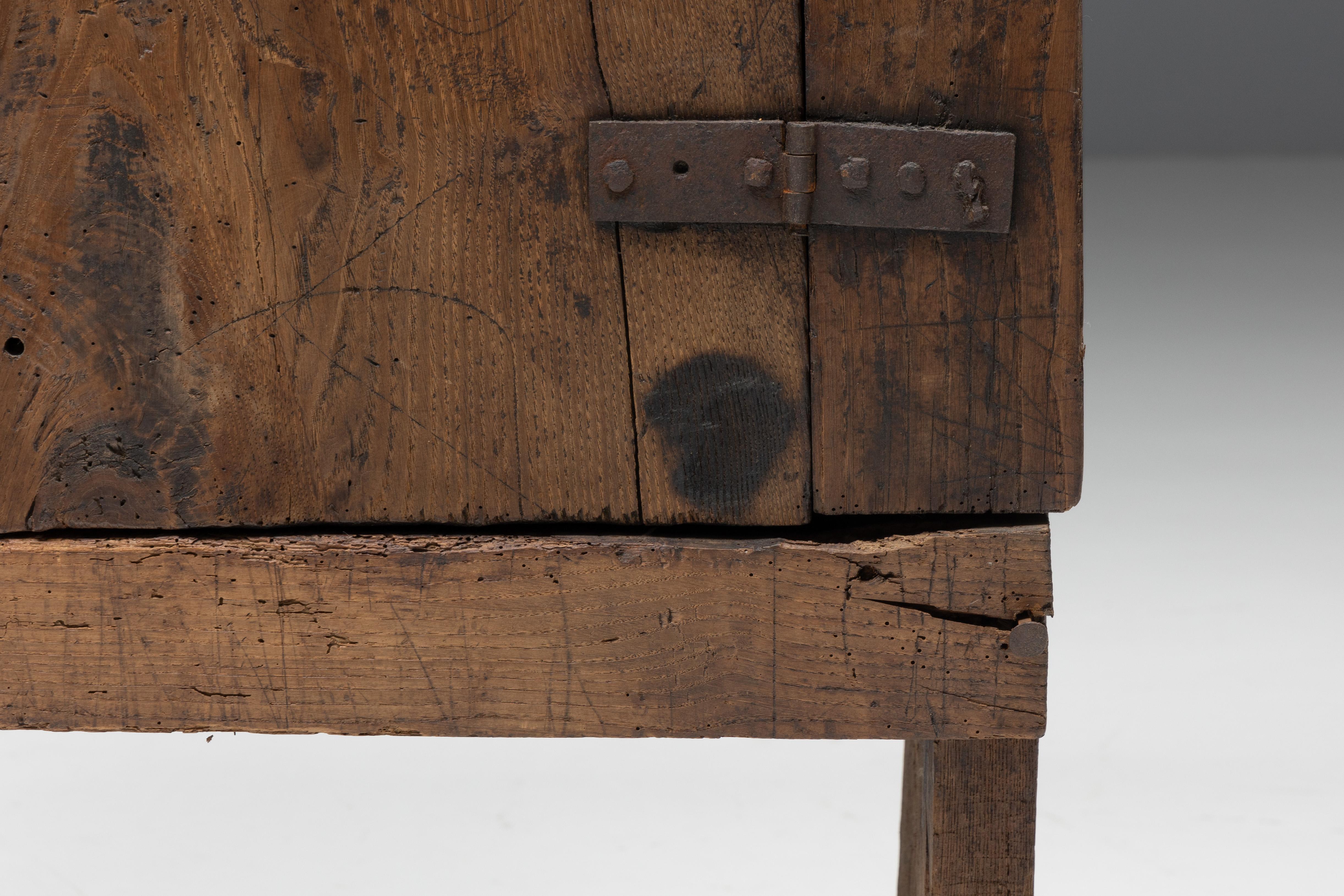 Gabinete alpino primitivo Art Populaire, Italia, Siglo XVIII Madera