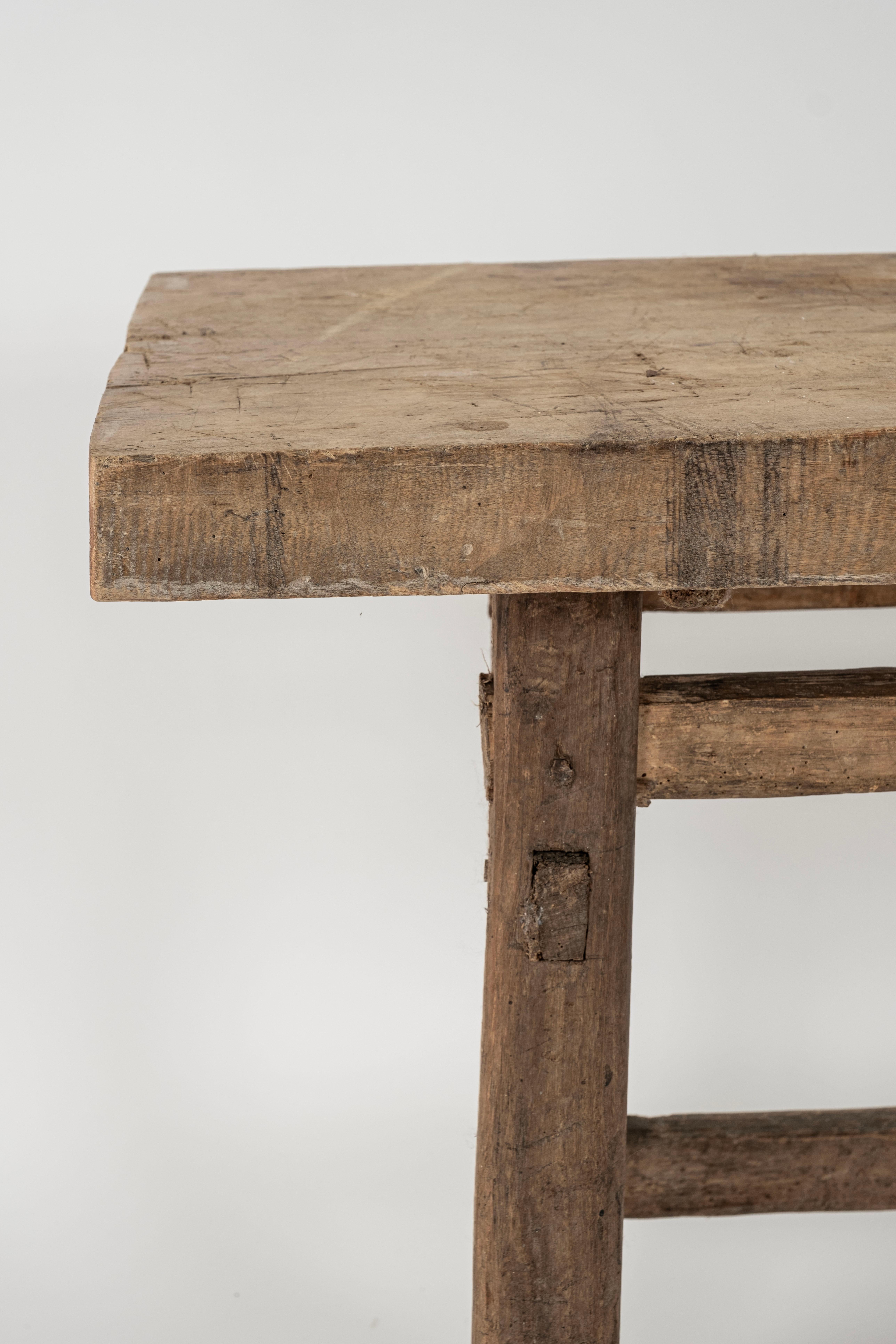  Un meraviglioso tavolo da lavoro primitivo di inizio Ottocento in frassino e sicomoro con struttura a pioli e tenoni passanti. Piano a tavola singola con base a forma di coltello, Francia, inizio circa XIX secolo.  Larghezza: 63