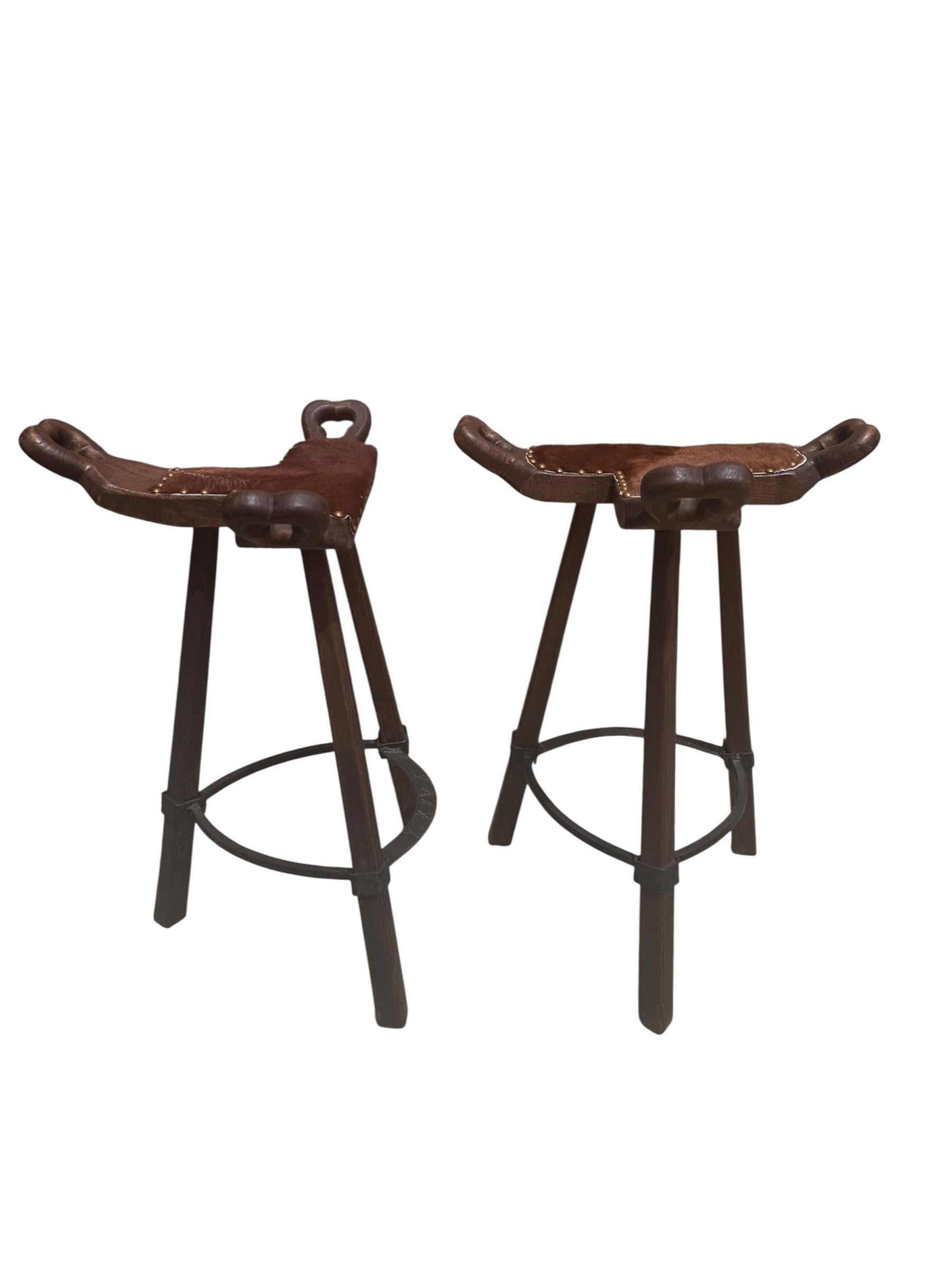 Mid-Century Modern Tabourets de bar primitifs asiatiques inspirés des chaises d'accouchement rembourrés en peau de vache, paire en vente