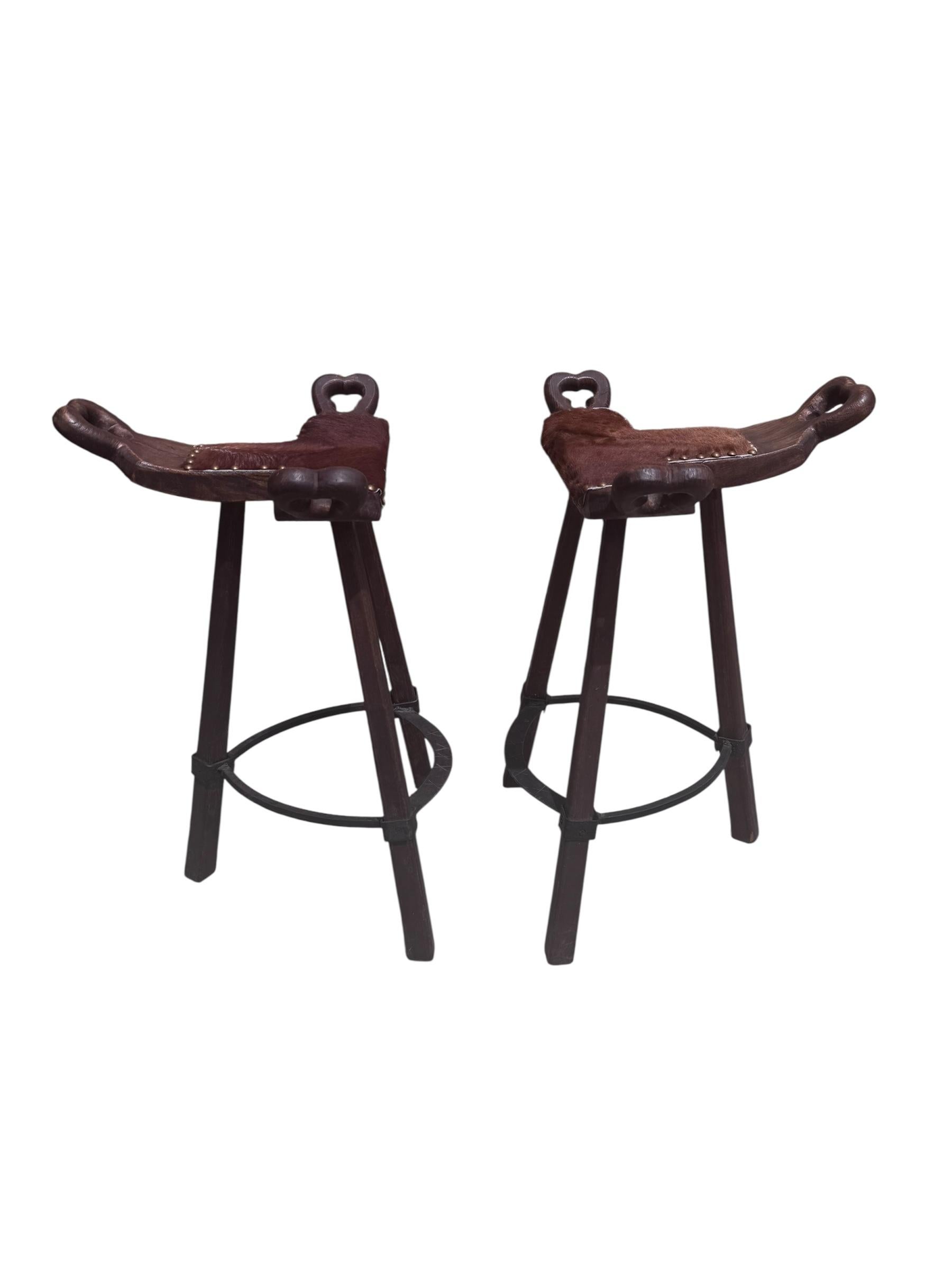 Tabourets de bar primitifs asiatiques inspirés des chaises d'accouchement rembourrés en peau de vache, paire Bon état - En vente à Chicago, IL