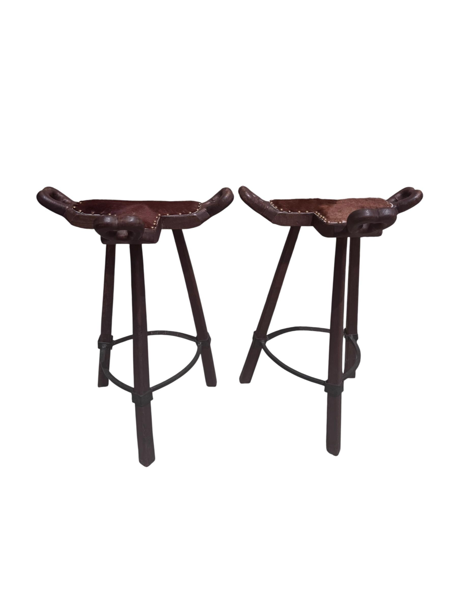 20ième siècle Tabourets de bar primitifs asiatiques inspirés des chaises d'accouchement rembourrés en peau de vache, paire en vente
