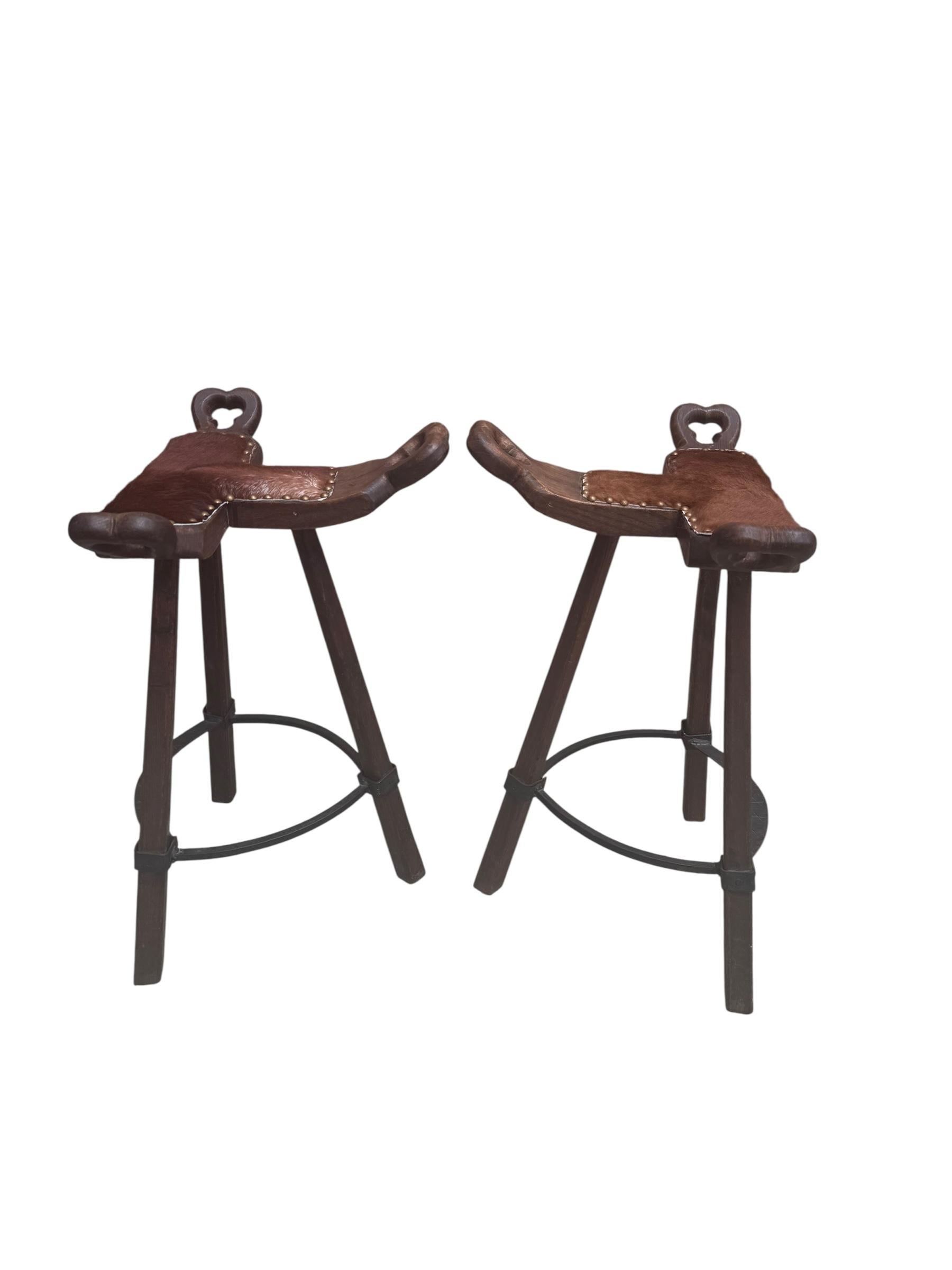 Tabourets de bar primitifs asiatiques inspirés des chaises d'accouchement rembourrés en peau de vache, paire en vente 2