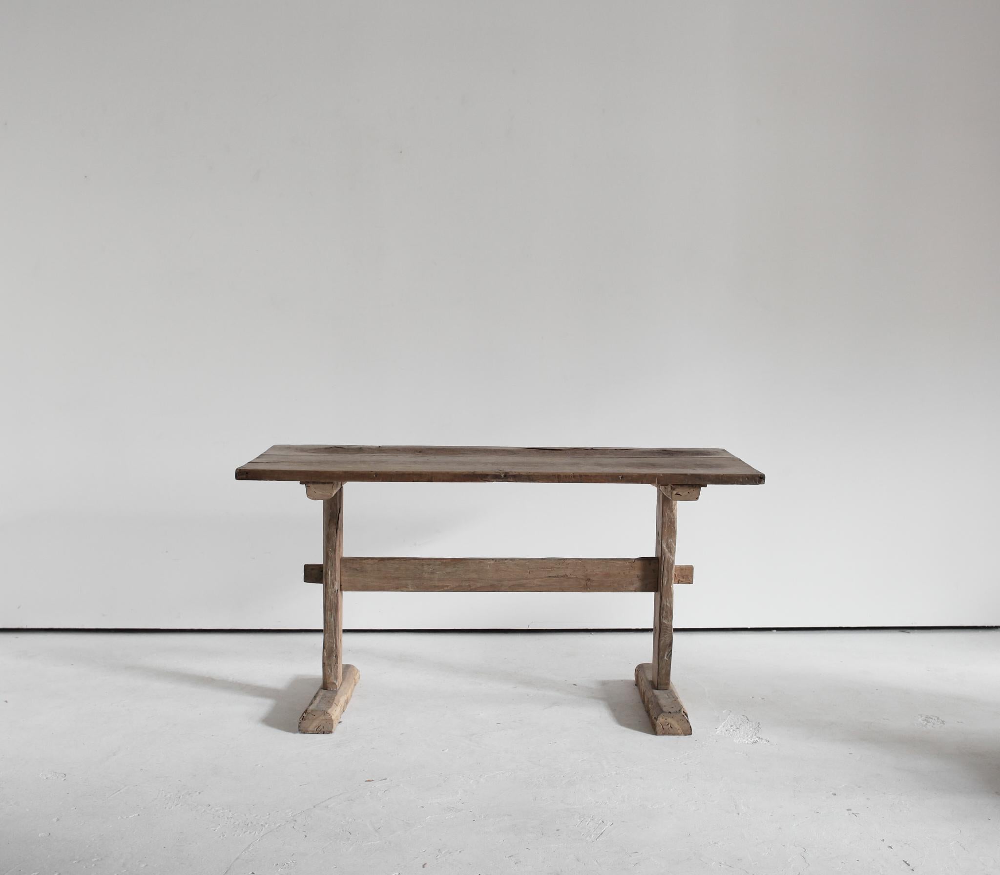Primitive Bleached Out Walnut Mountain Table In Good Condition For Sale In London, GB