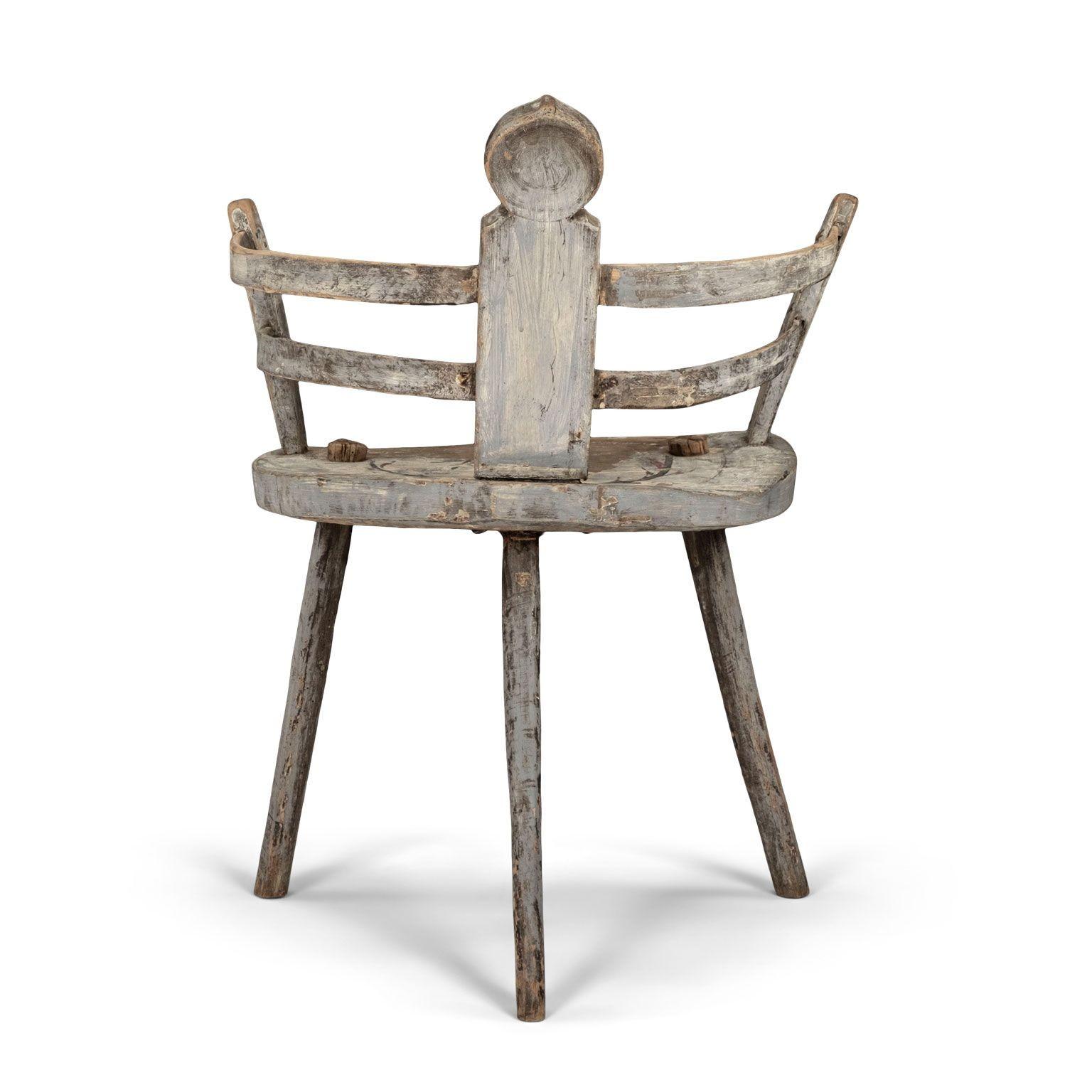 Primitiver blau-grau bemalter schwedischer Stuhl mit runder Rückenlehne im Angebot 2