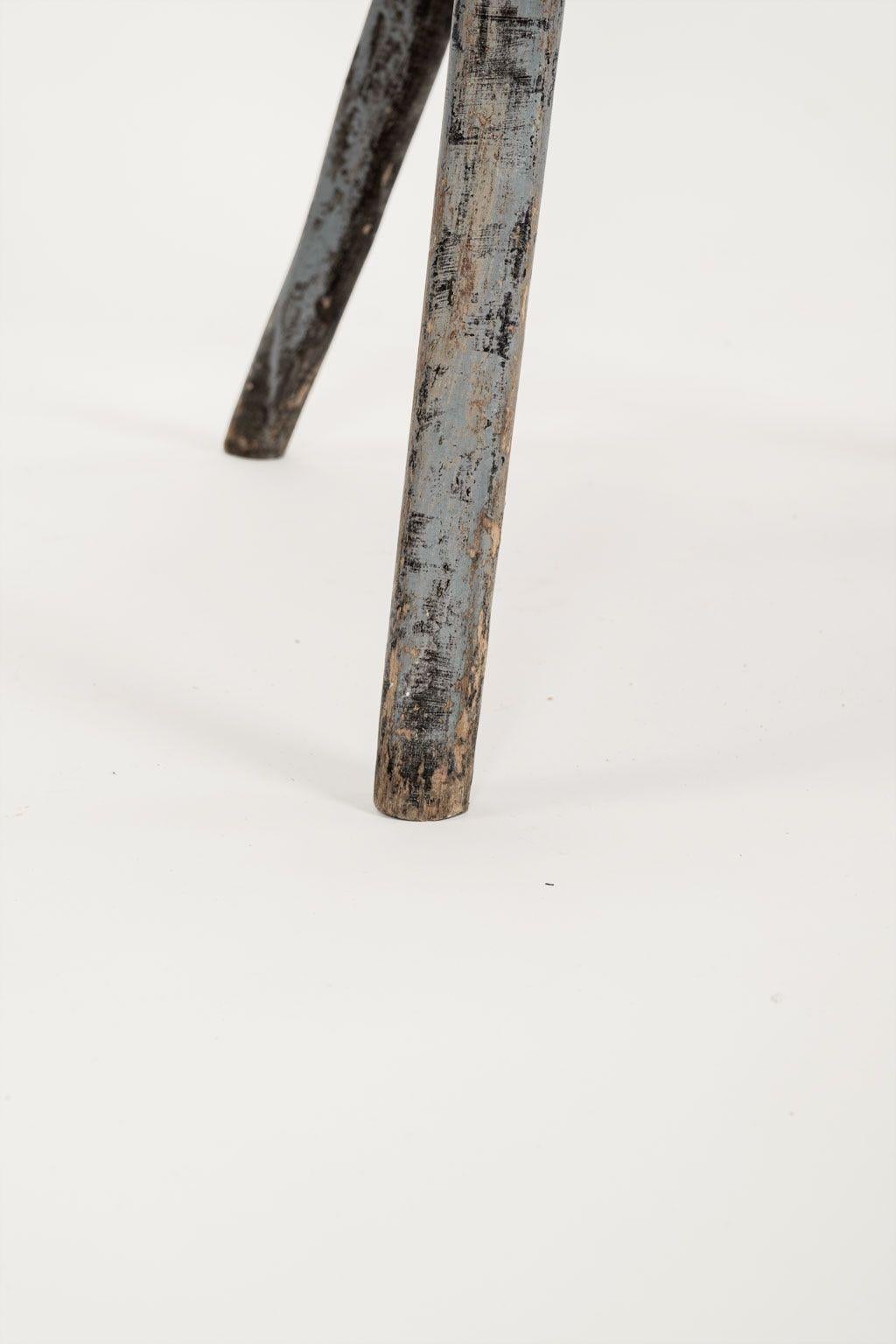 Primitiver, blaugrau lackierter schwedischer Stuhl mit runder Rückenlehne, ca. 1770-1789. Reste der ursprünglichen oder frühen blau-grauen, grünen und lachsrosa bemalten Dekoration. Schwerer, dicker Sitz aus einem Brett. Sehr robust und stabil trotz