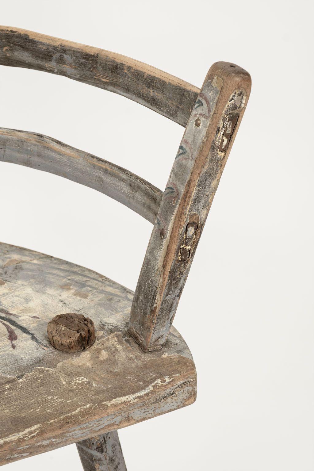 Primitiver blau-grau bemalter schwedischer Stuhl mit runder Rückenlehne (Schwedisch) im Angebot