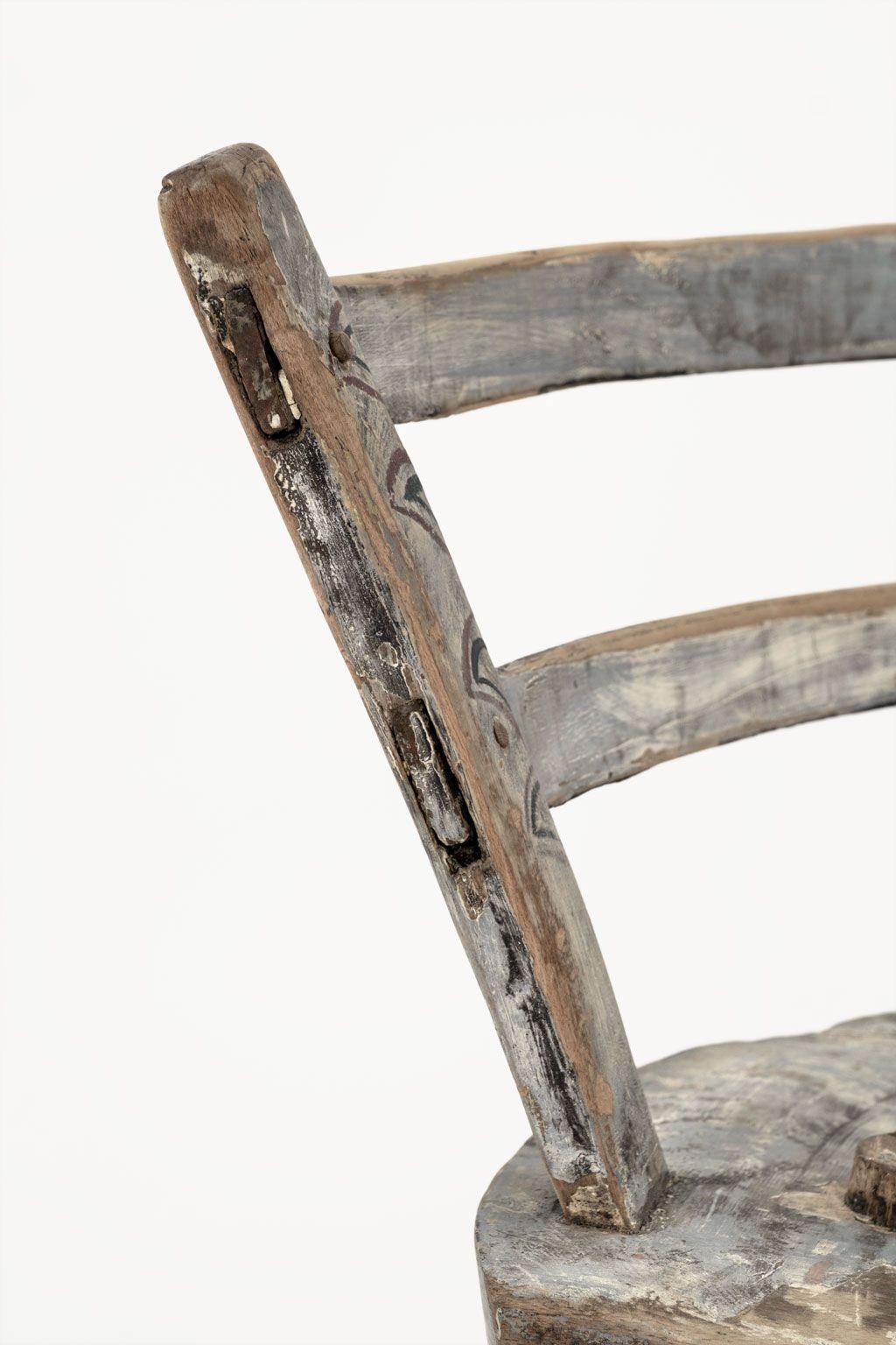 Primitiver blau-grau bemalter schwedischer Stuhl mit runder Rückenlehne (Handgeschnitzt) im Angebot