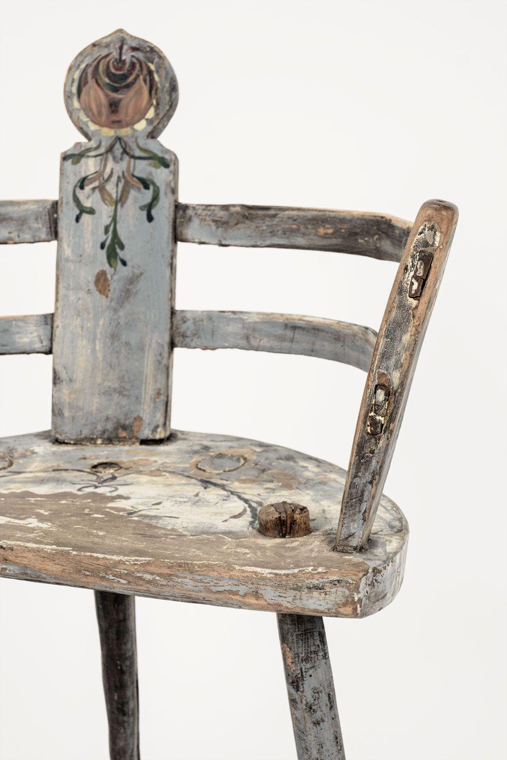 Primitiver blau-grau bemalter schwedischer Stuhl mit runder Rückenlehne (18. Jahrhundert) im Angebot
