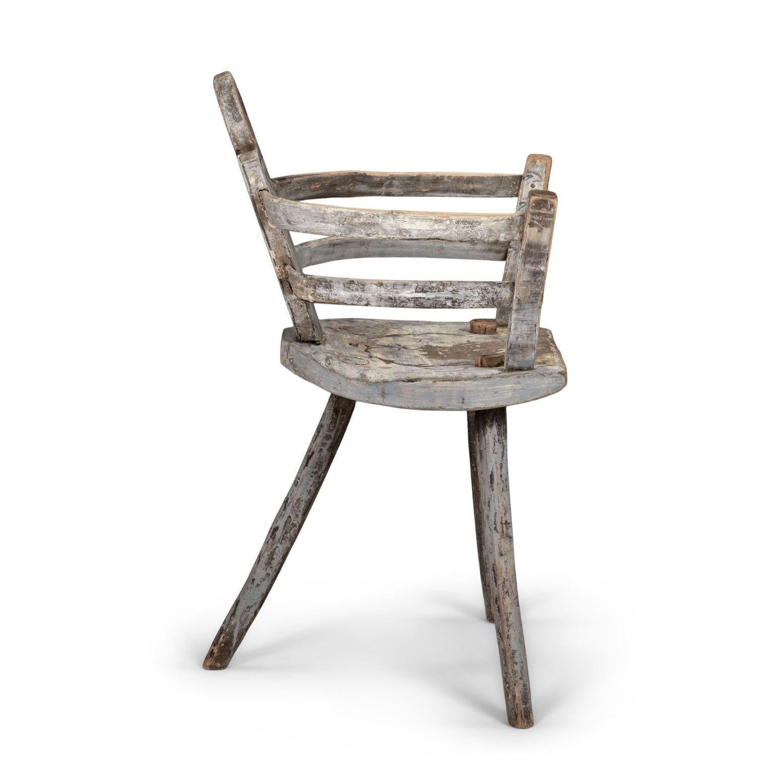 Primitiver blau-grau bemalter schwedischer Stuhl mit runder Rückenlehne im Angebot 1