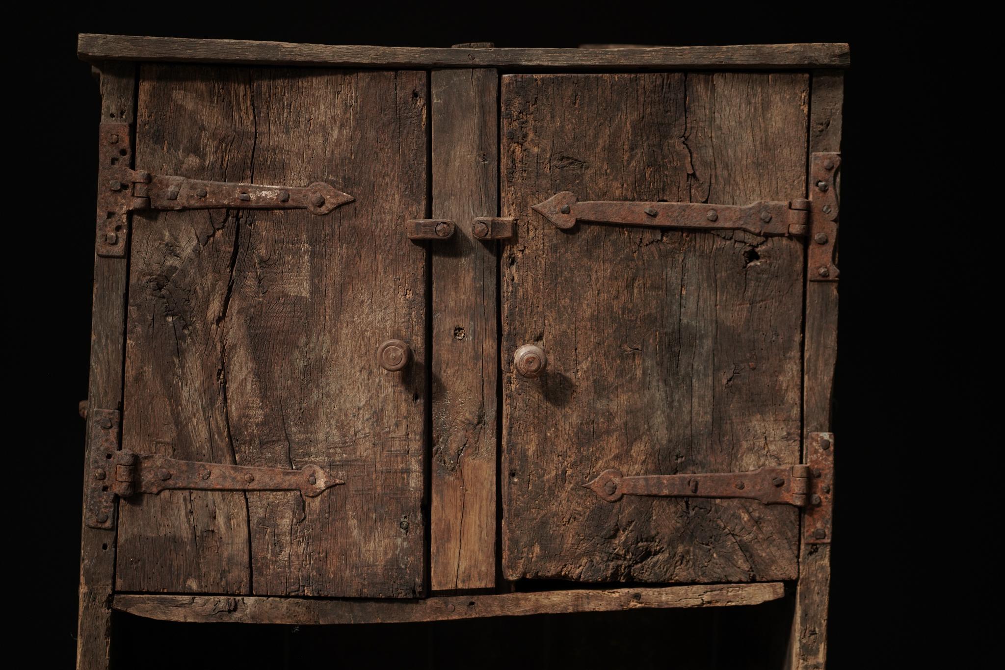 Armadio per libri primitivo In condizioni buone in vendita a Los Angeles, CA