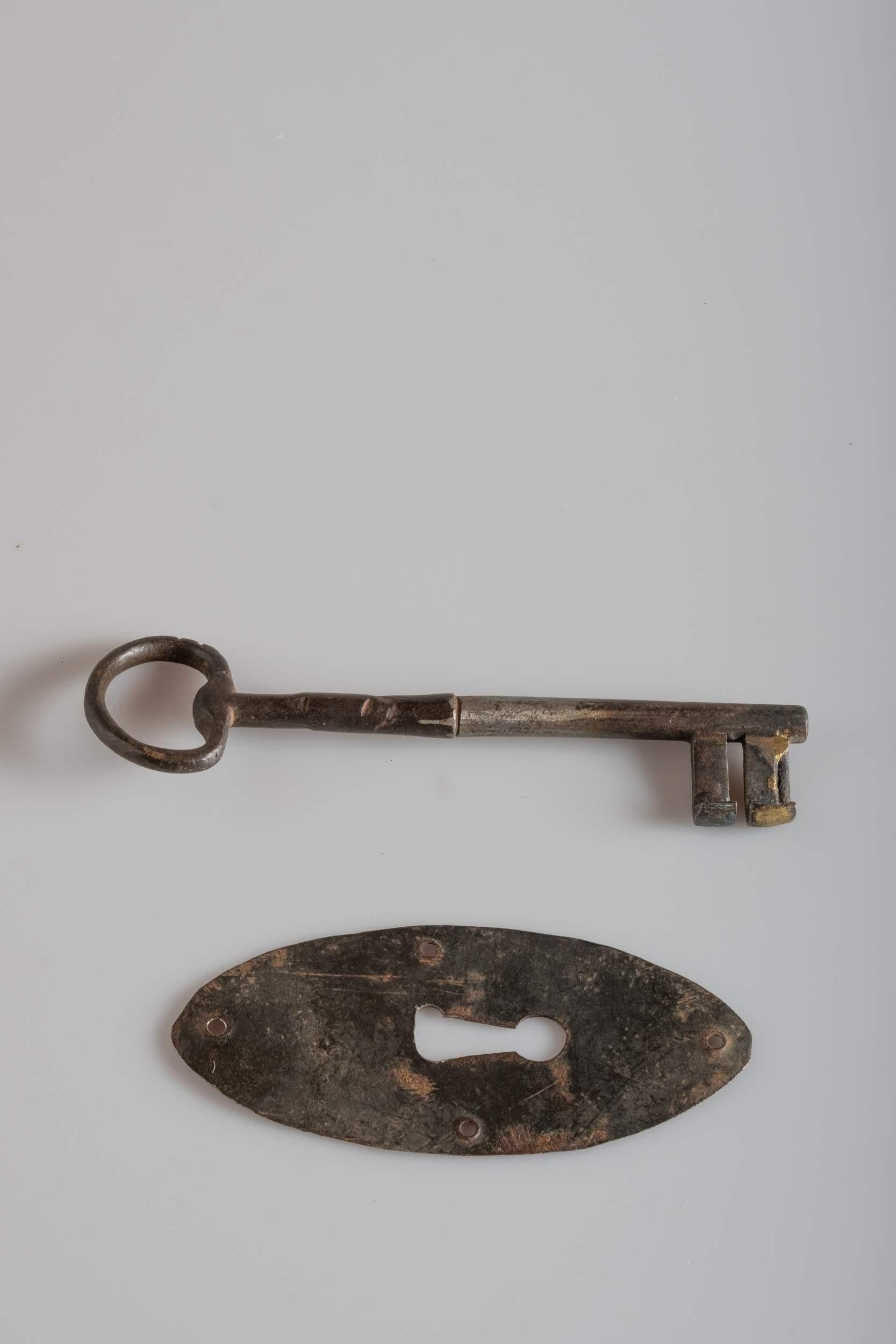 Primitive Box Shaped Handwrought Iron Lock with Its Key and Keyhole, Italy In Good Condition For Sale In New York, NY