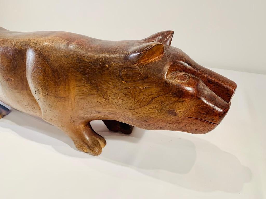Sculpté Tabouret primitif brésilien en bois noble circa 1950 'Panther'  en vente