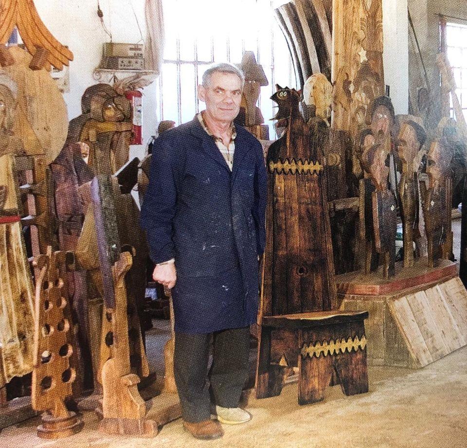 Una straordinaria scultura brut primitiva realizzata in legno  e marmo italiano dell'acclamato artista e scultore autodidatta italiano Luciano Bertolotto (Pompi). Isola Rizza, Italia 1997. Firmato e datato.

AND Light. Luciano Bertolotto, Legni