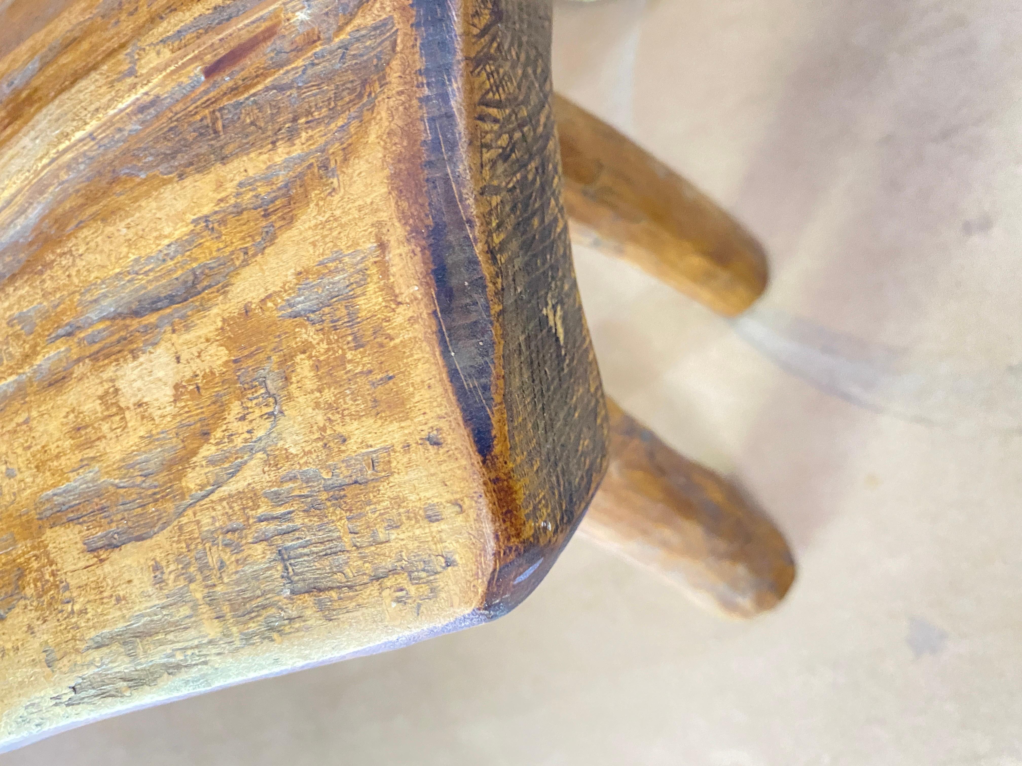 This stool is a free-form Brutalist wooden stool. It was made in France in 1950, it is based on 4 feet. It has a very nice patina. It is a small stool that serves as an extra, for example to put your foot down when you put on a shoe, that is to say