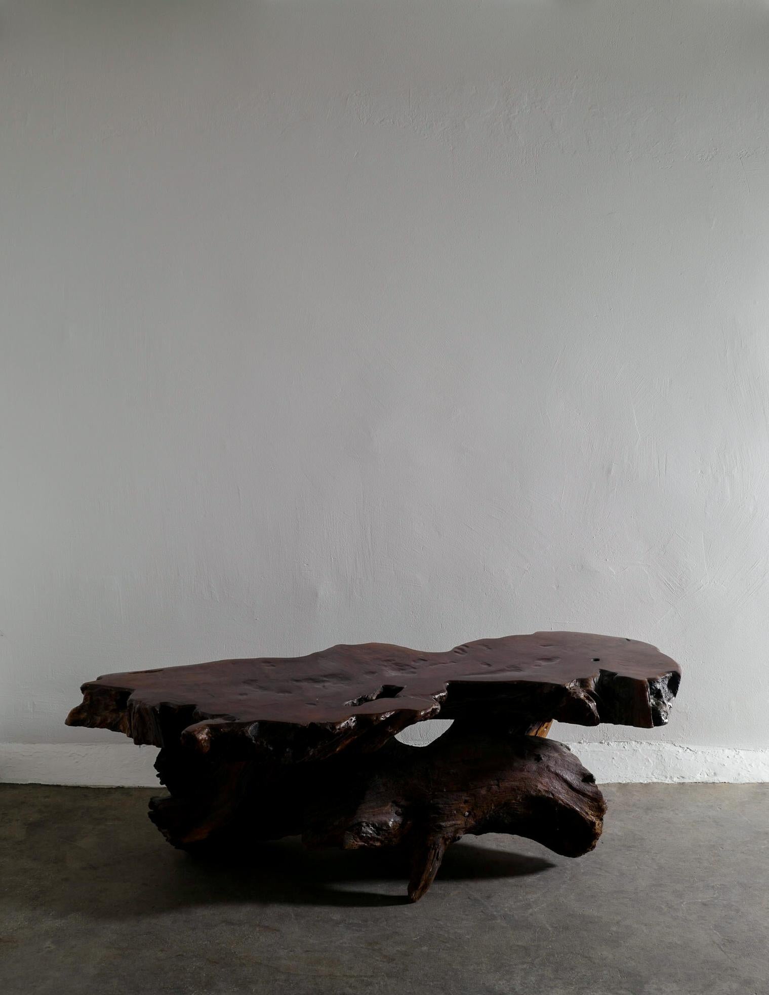 Rare table basse sculpturale dans un style brutaliste et primitif faite à la main en bois massif de racine produite en France vers 1970 par un designer inconnu. En bon état vintage avec patine et signes d'âge et d'utilisation. Une table superbe et