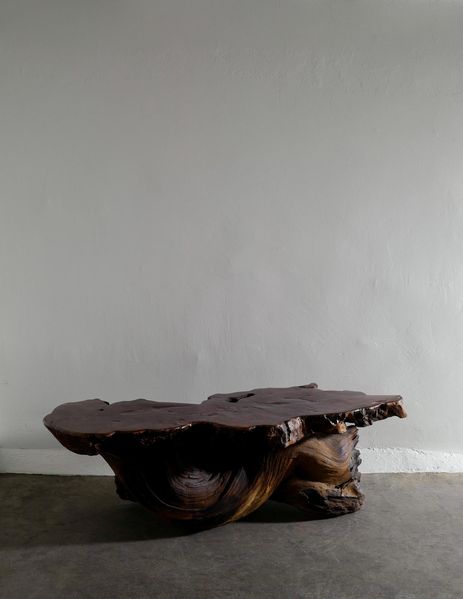 Mid-Century Modern Table basse primitive brutaliste en bois massif produite en France dans les années 1970  en vente