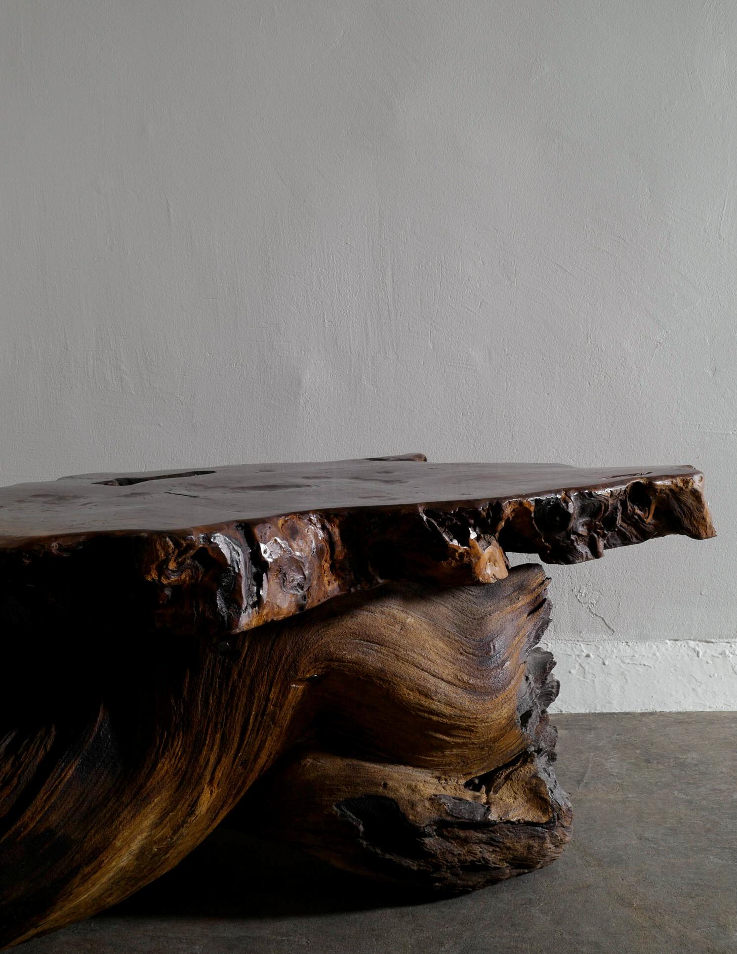 Français Table basse primitive brutaliste en bois massif produite en France dans les années 1970  en vente