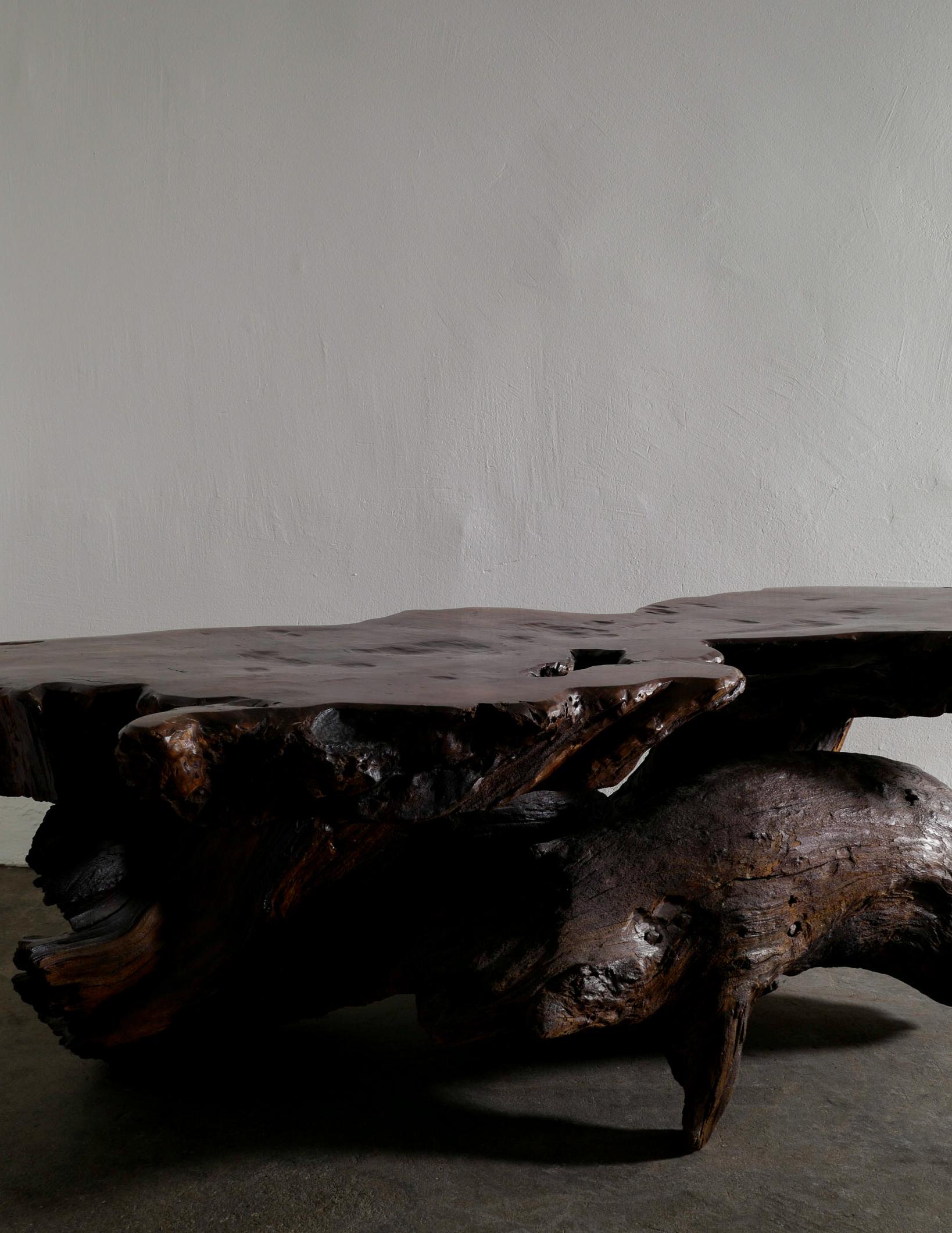 Fine XX secolo Tavolino primitivo brutalista in legno massiccio prodotto in Francia negli anni '70