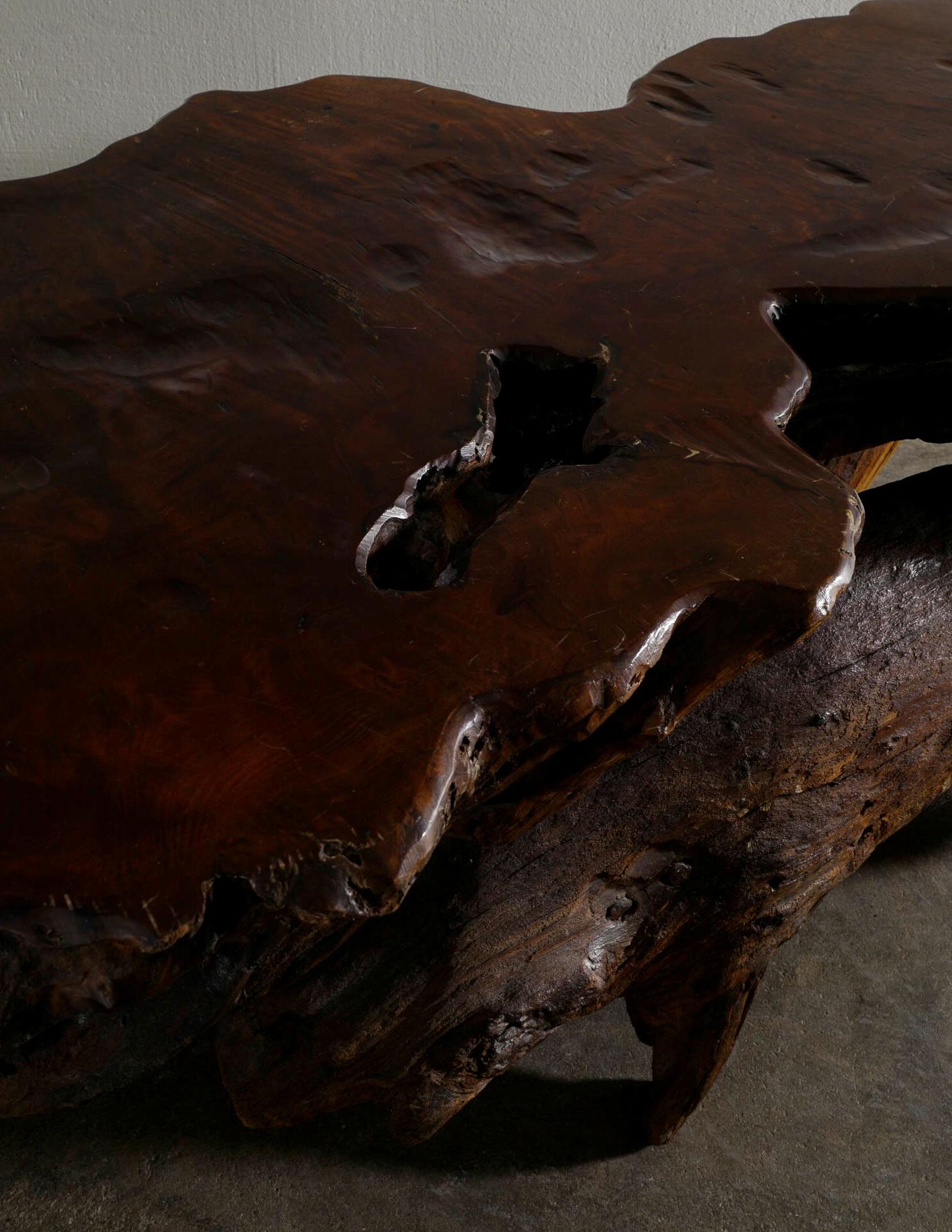 Bois Table basse primitive brutaliste en bois massif produite en France dans les années 1970  en vente