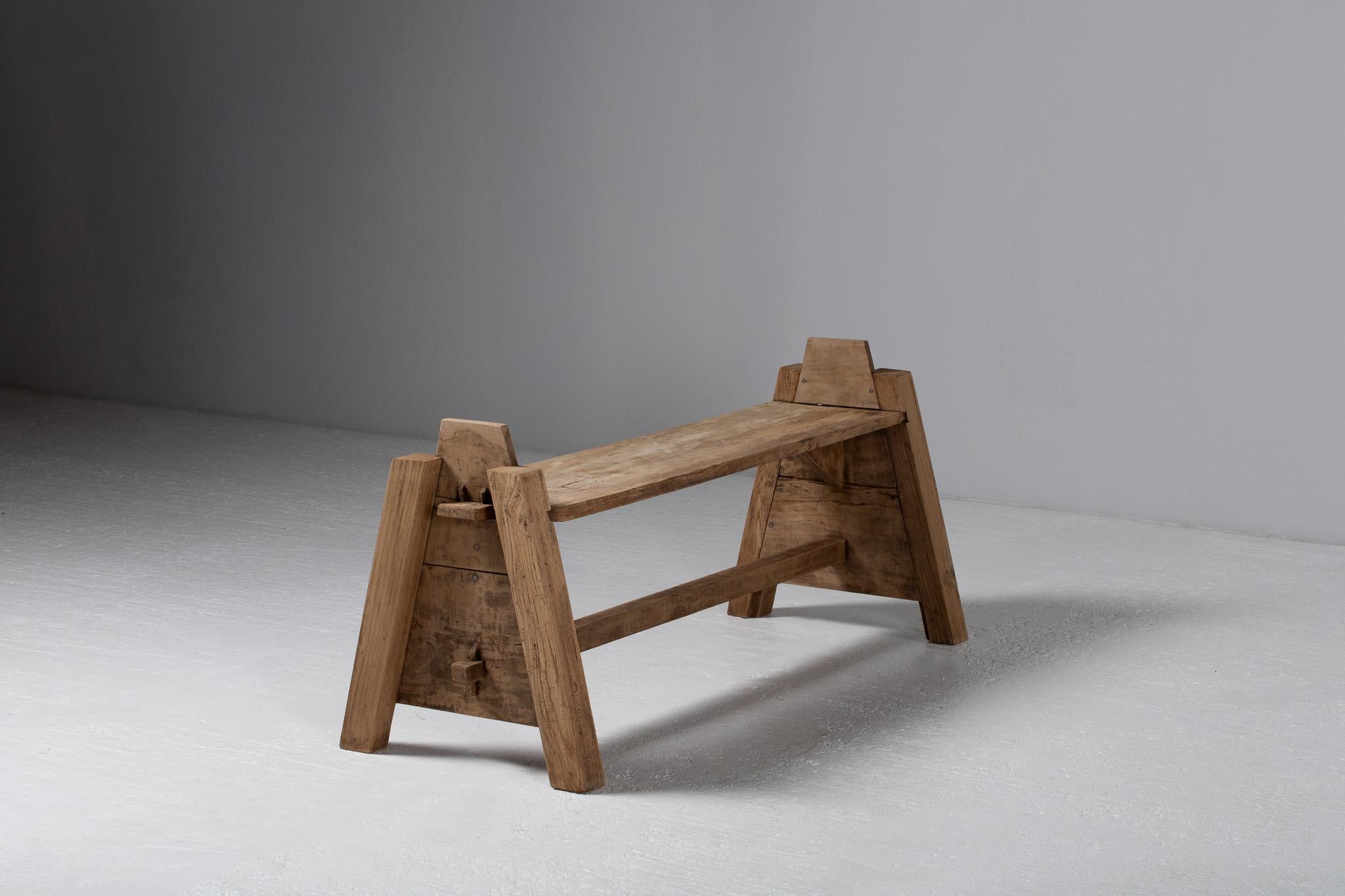 Primitive Carpenter’s Bench in Oak, France, Early 20th Century In Good Condition For Sale In Kaštel Sućurac, Splitsko-dalmatinska županija